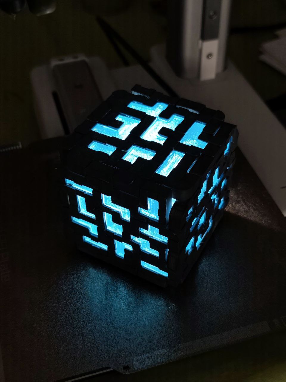 Minecraft - Illuminating Diamond Ore Cube - Replica