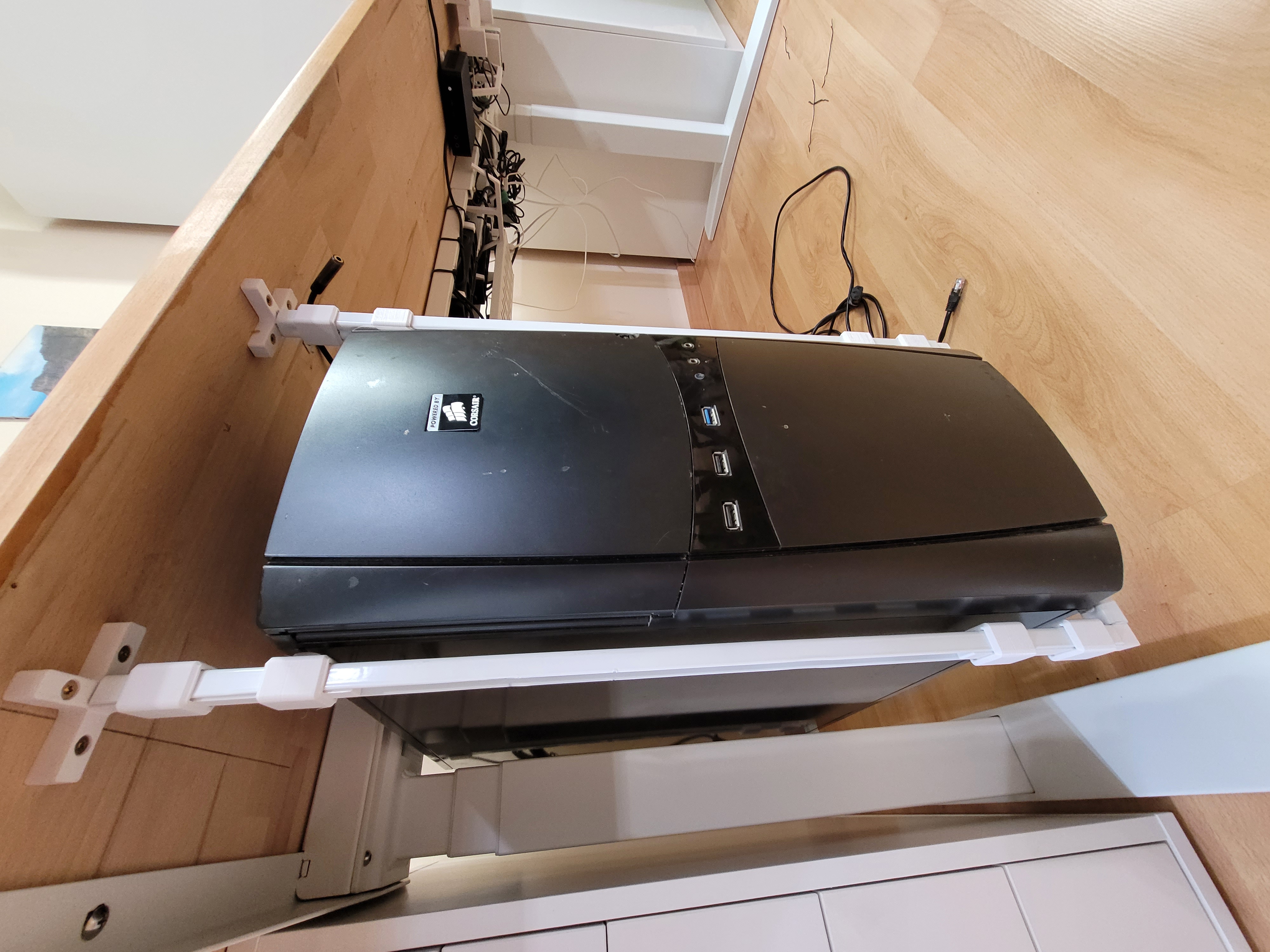Hanging PC mount