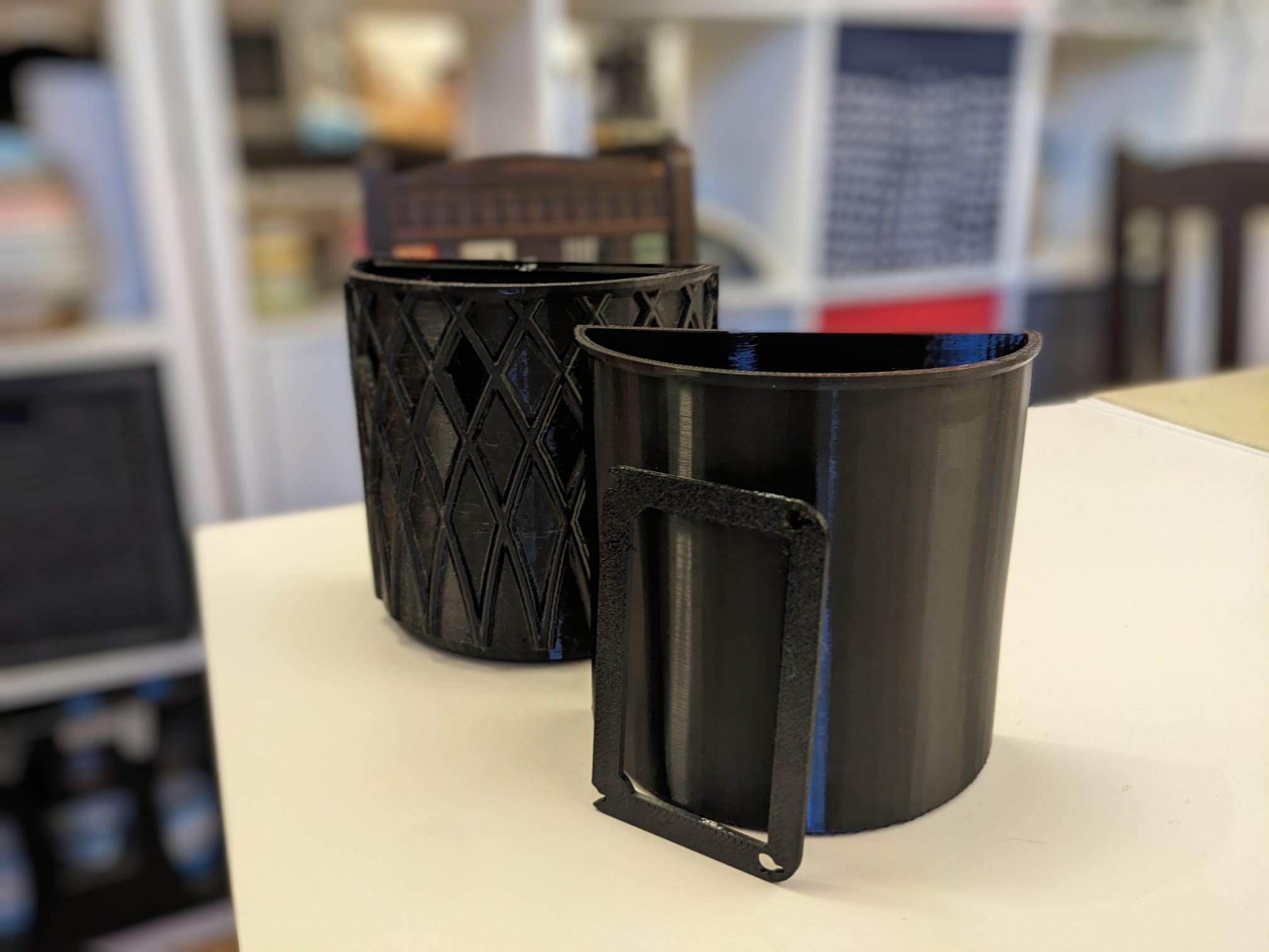 Wall mounted flower pot (geomatric lines) (BIG)
