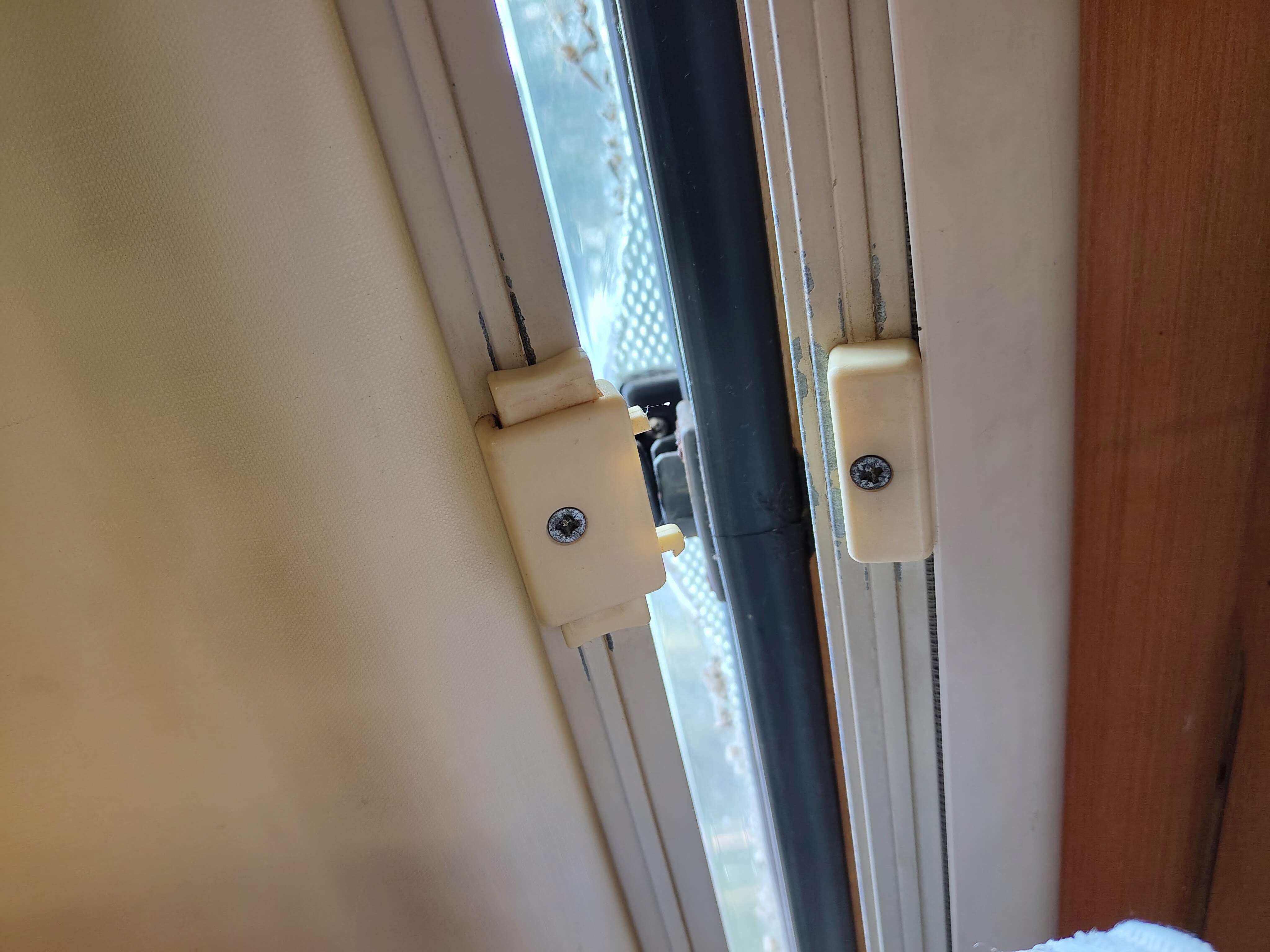 Coupling Clip / Latch Clip for Caravan Blind and Insect Screen Combination Roller Blind