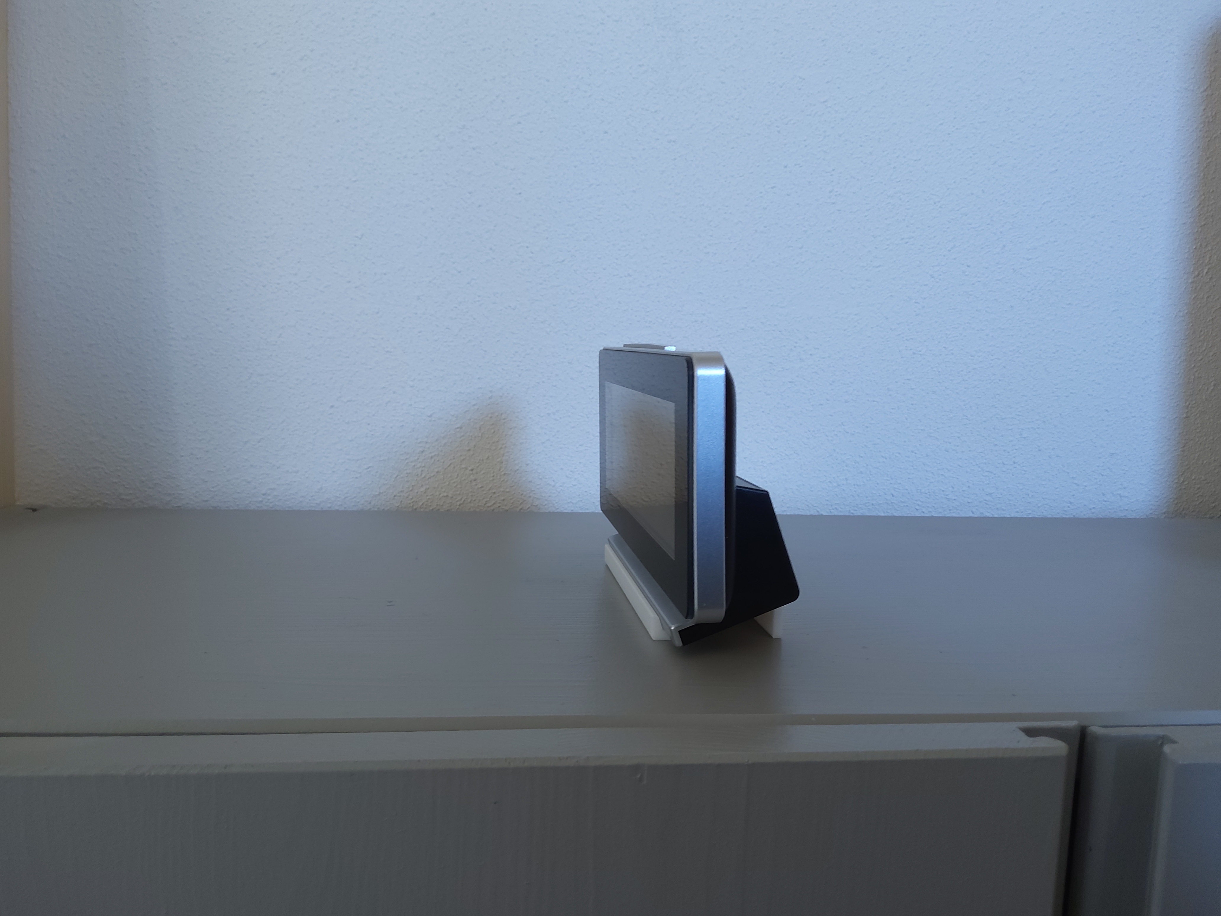 Ikea Filmis straigtening clock stand