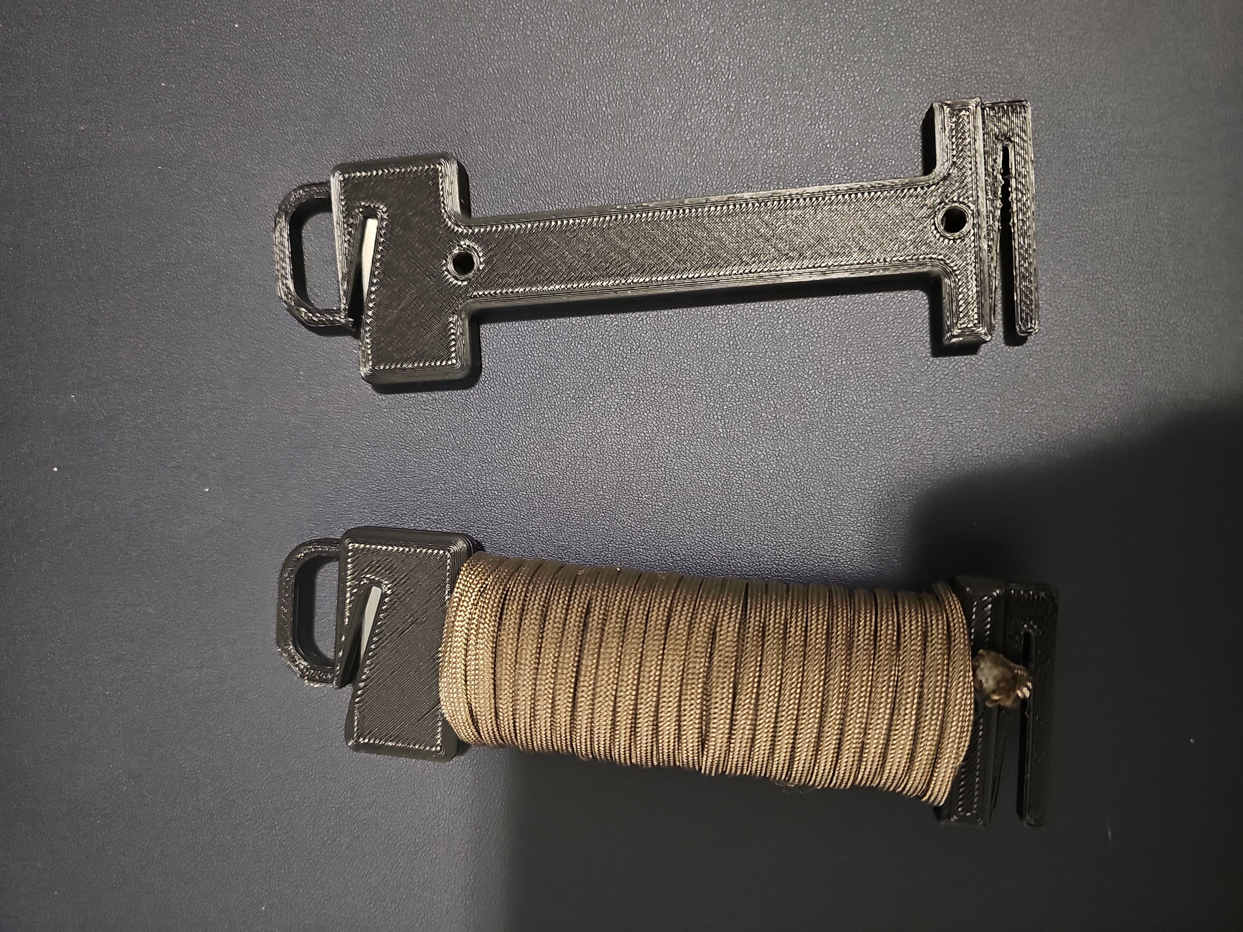 Paracord holder with cutter