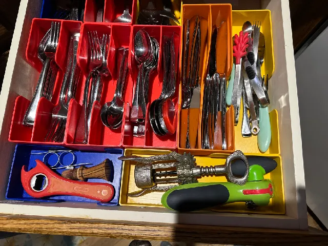 Cutlery organizer - fractional bin sizes
