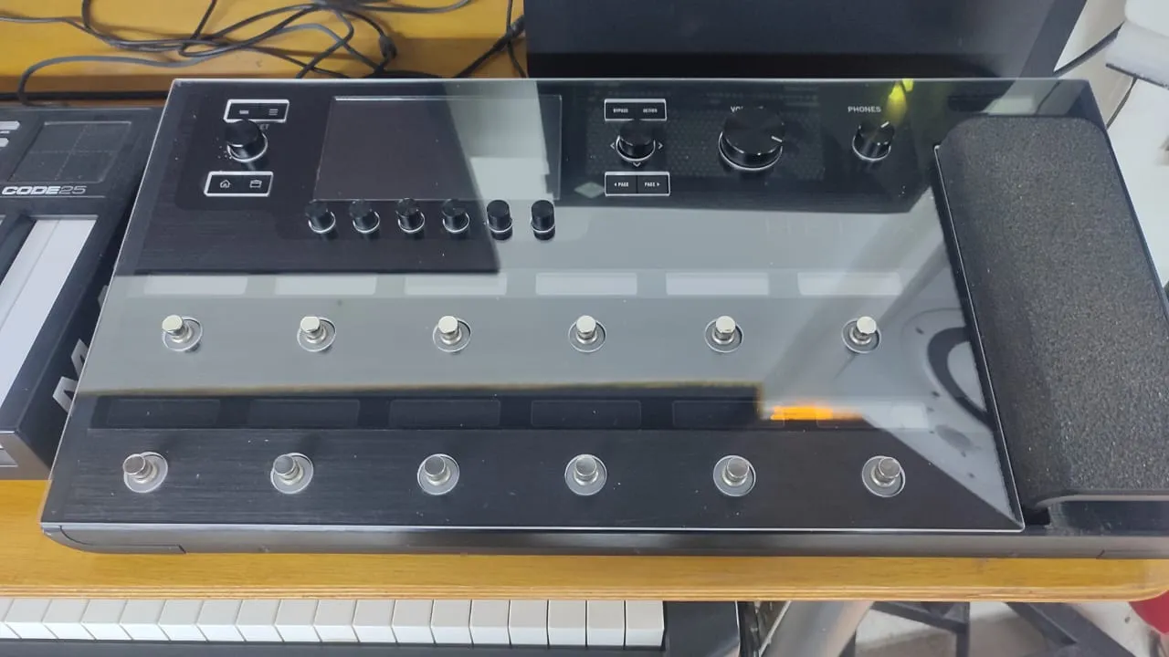 Line 6 Helix floor cover by Mina Napil | Download free STL model
