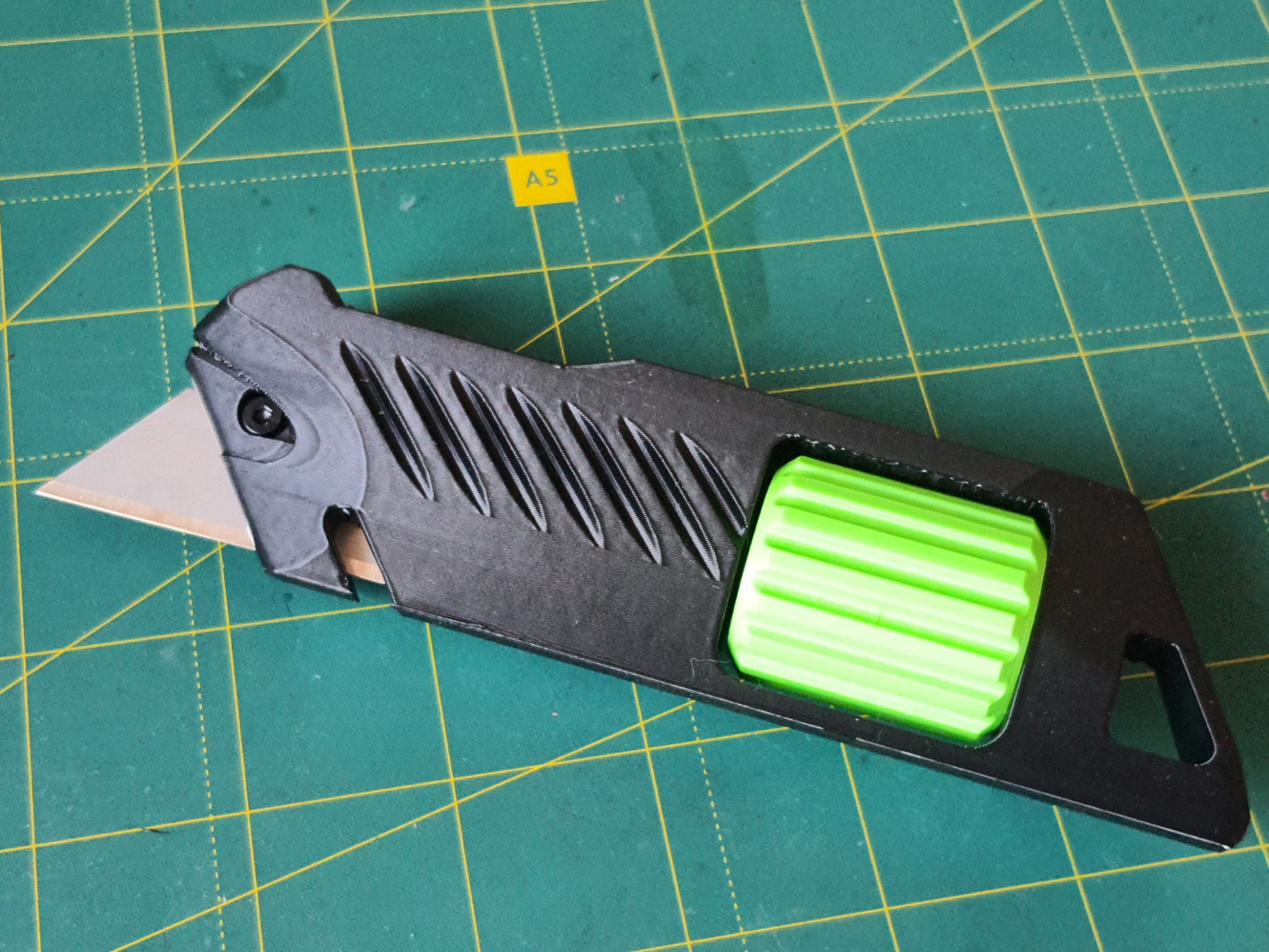 Miniatura 2 do modelo 3D Adjustable utility knife