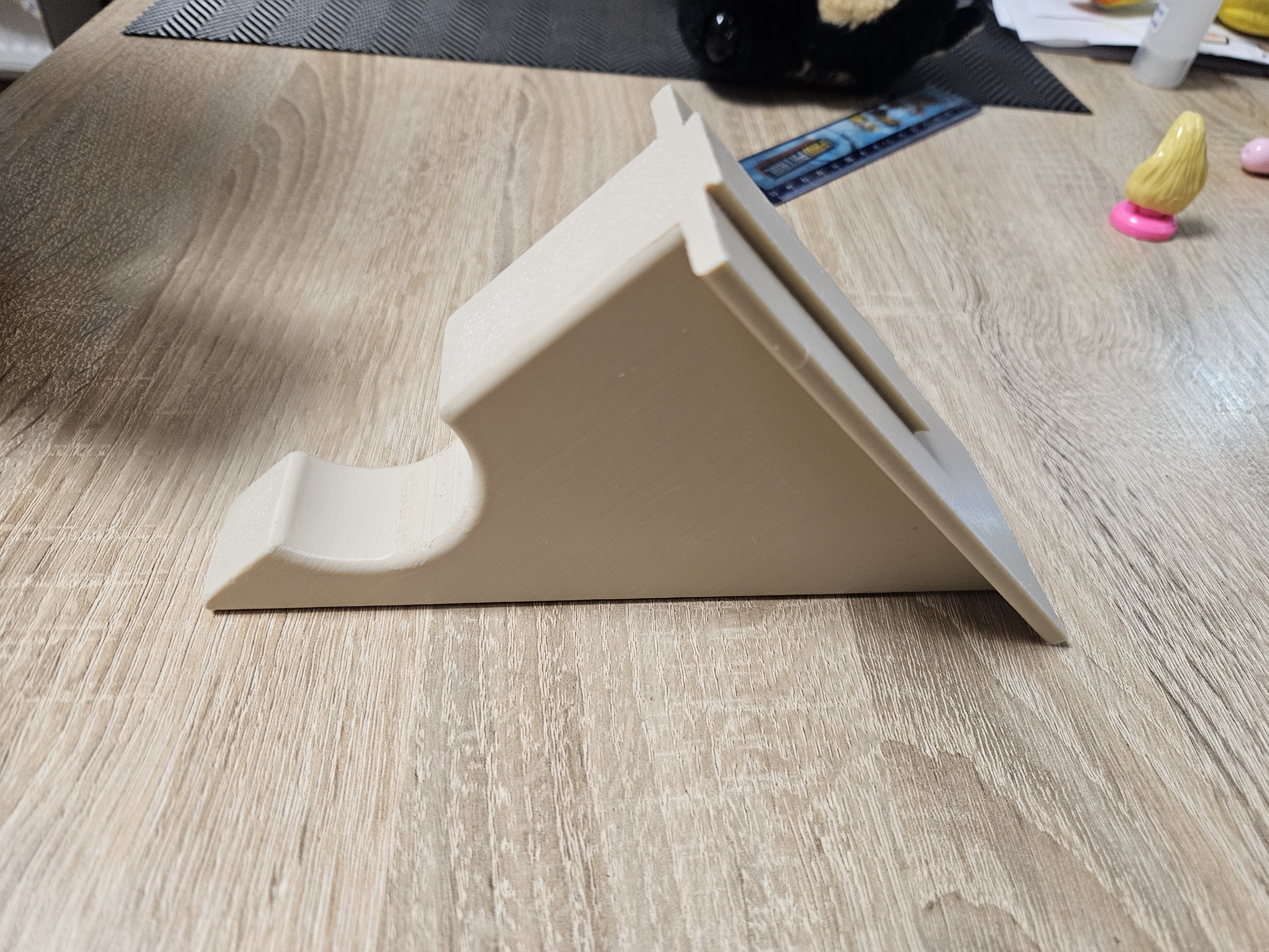Vacuum cleaner hose holder for wall mounting