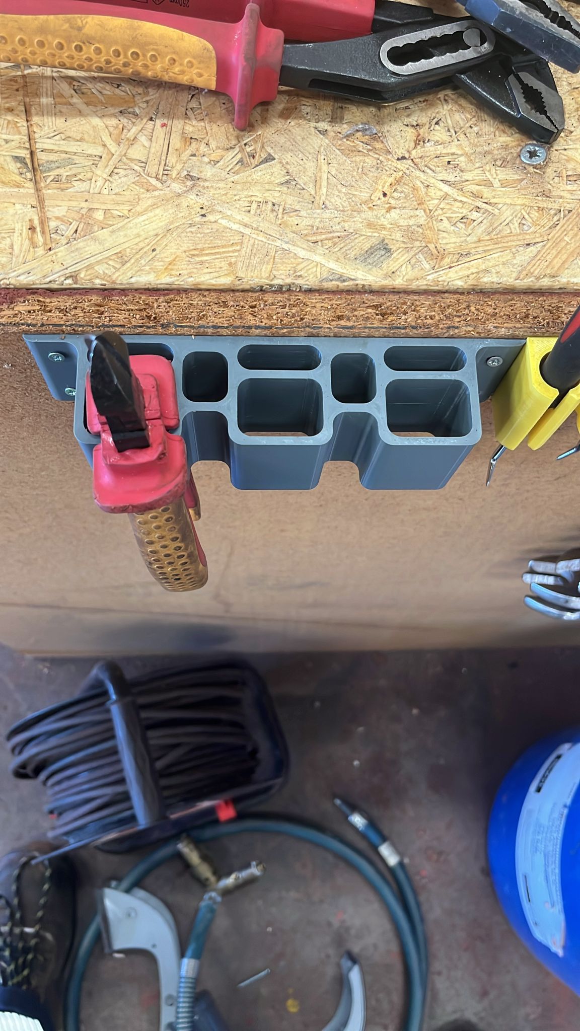 Pliers and more wallmount holder / Soporte para alicates y más.