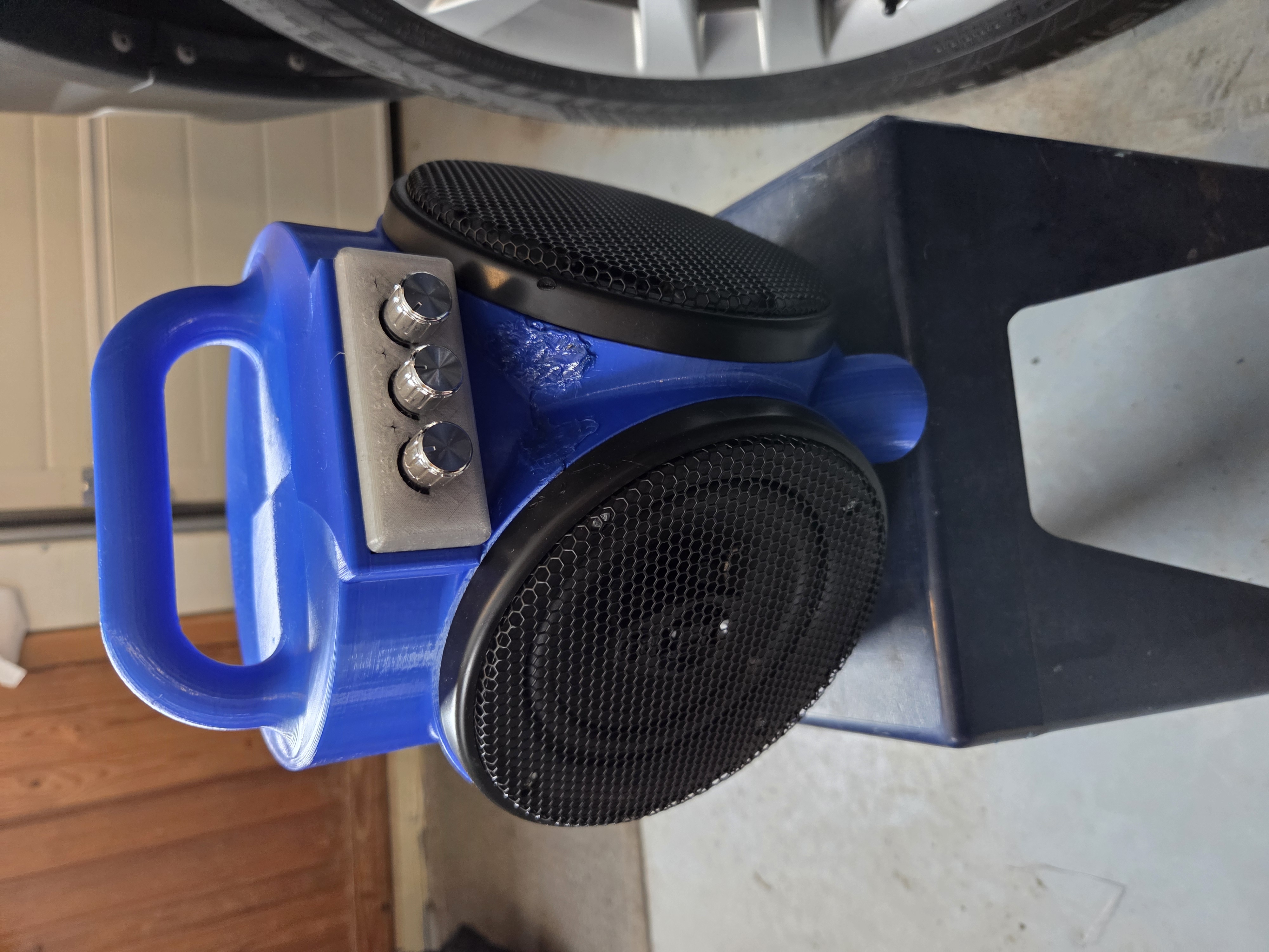 5,25" Boom box with Makita battery adapter