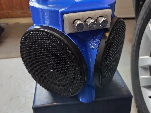 5,25" Boom box with Makita battery adapter