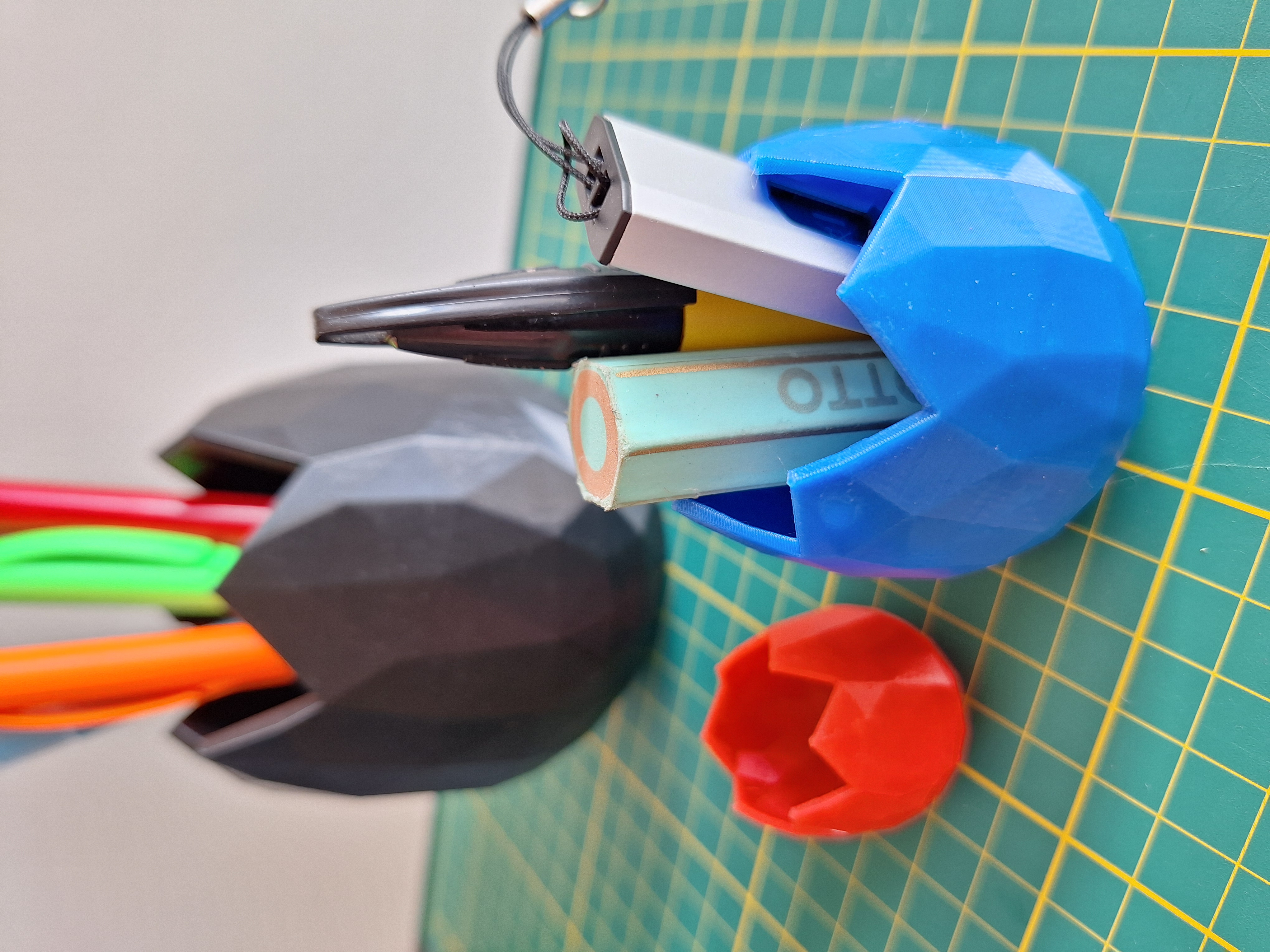 LOW POLY BROKEN EGGS — miniatura 4