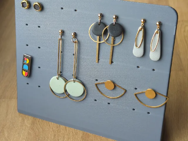 Earring holder - removed text