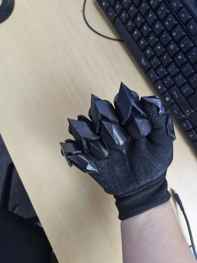 Simple medieval gauntlet — miniatura 3