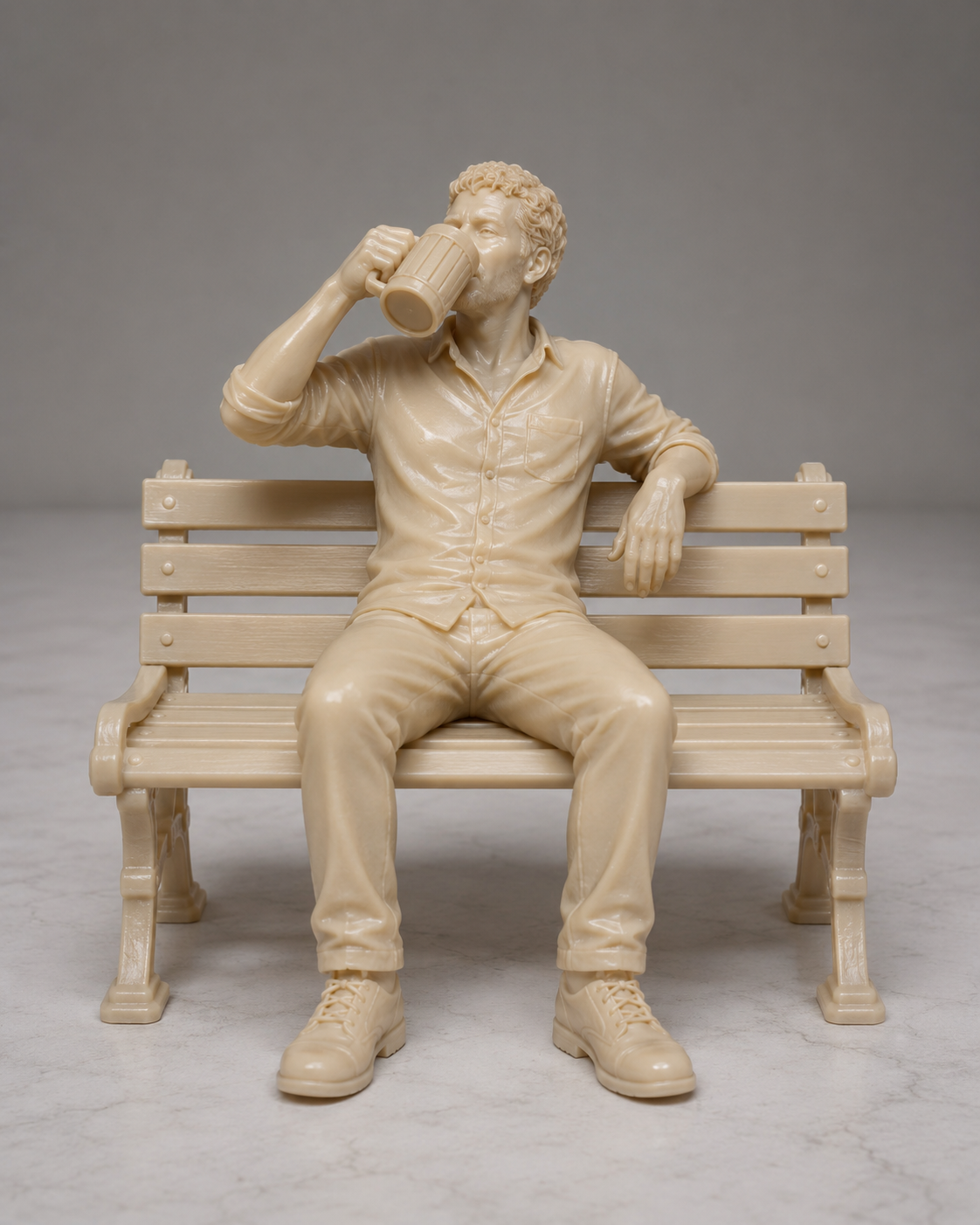 Männliche Figur auf einer Bank - Male figure on a bench