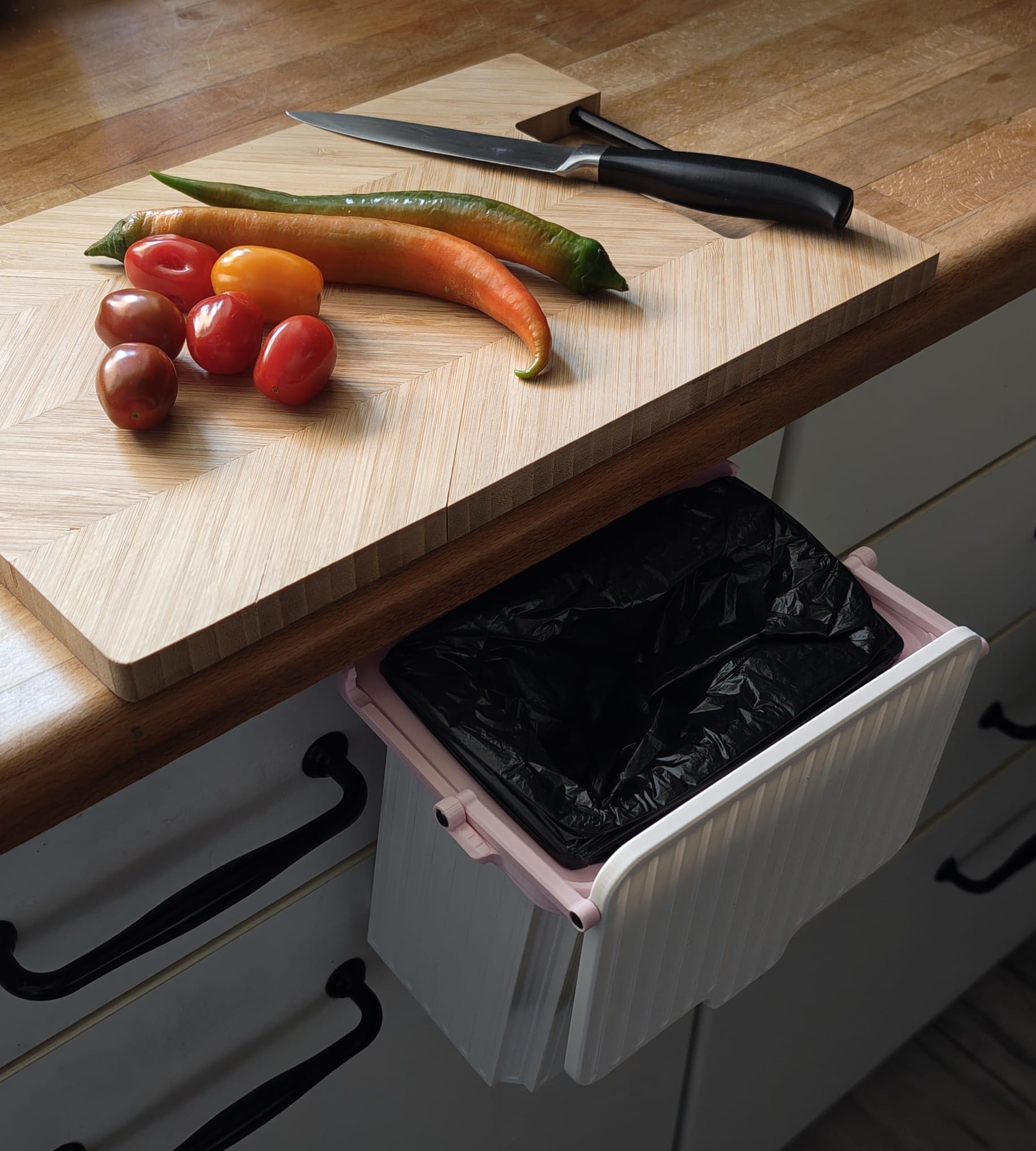 flatcan - a tiny kitchentrashcan that uses dogpoopbags