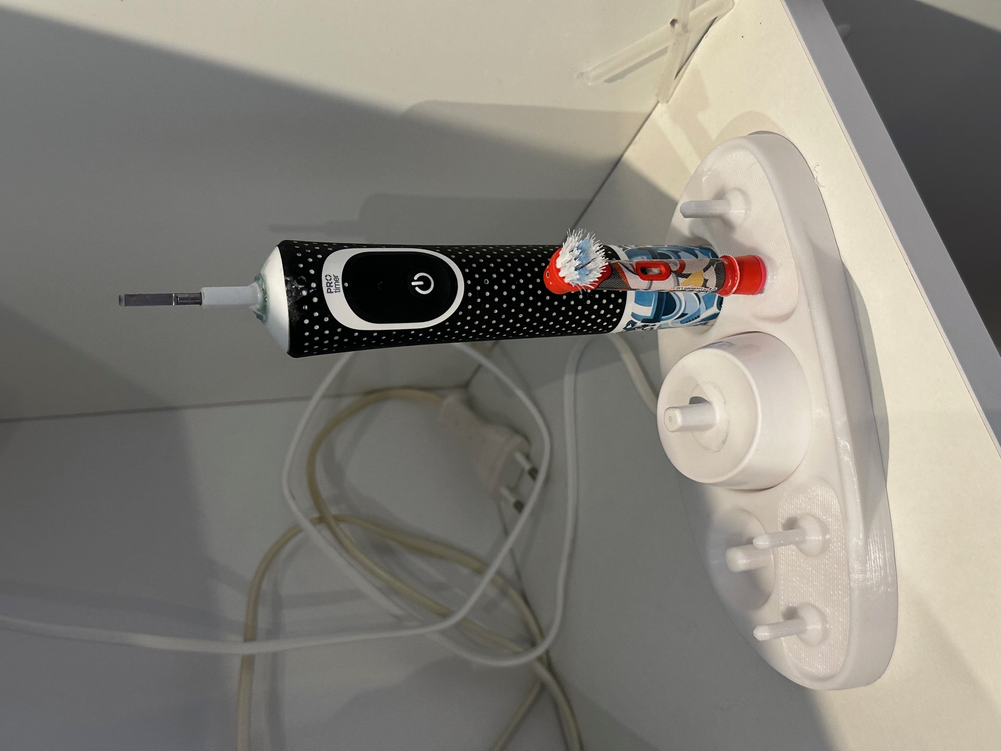 Oral-B stand for CrossAction brush