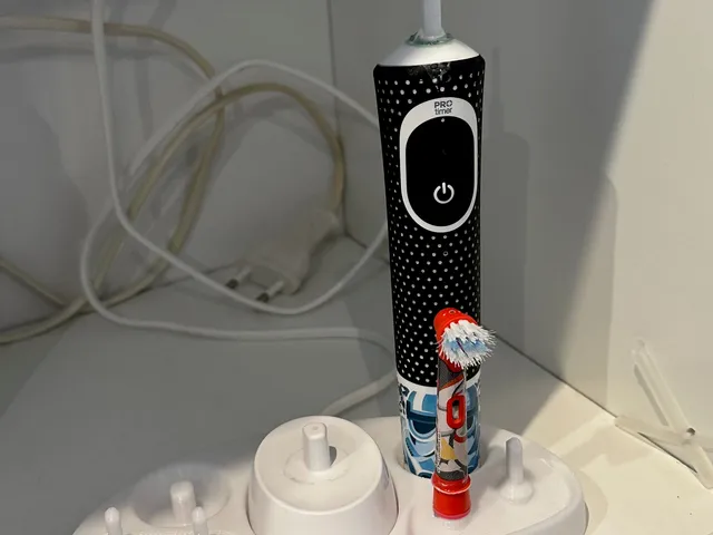 Oral-B stand for CrossAction brush
