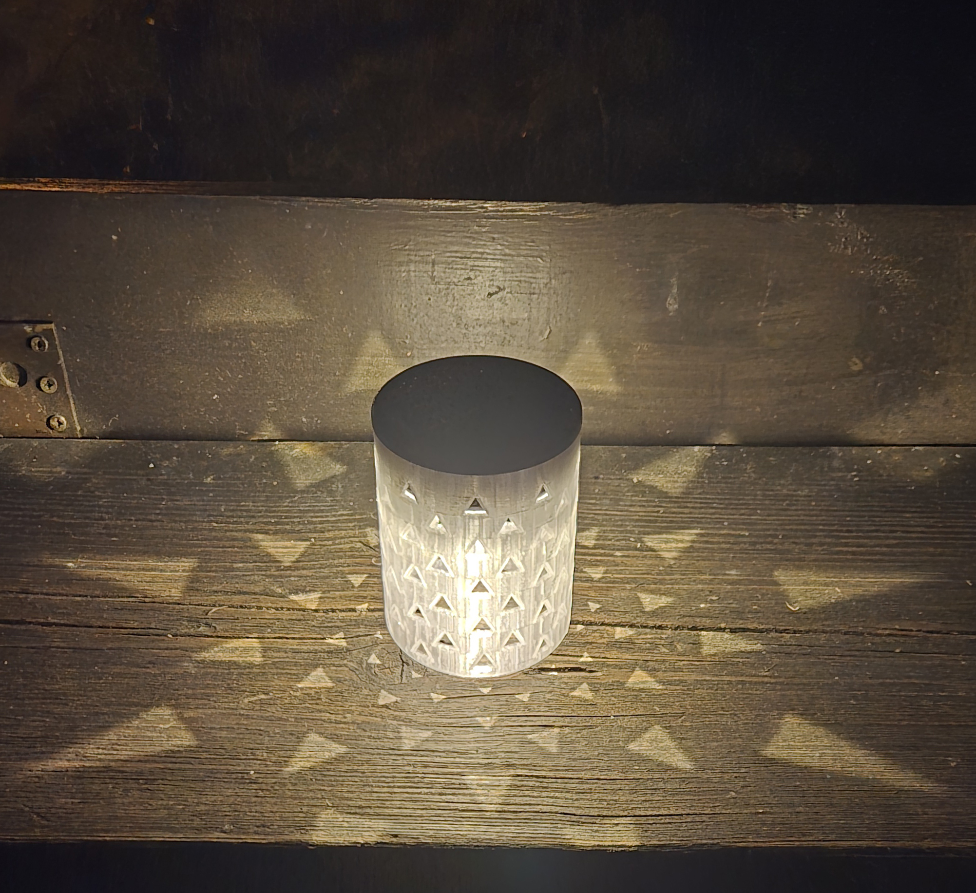 Einfache Solar LED Tischlampe mit Dreieckigen Lichtpunkten