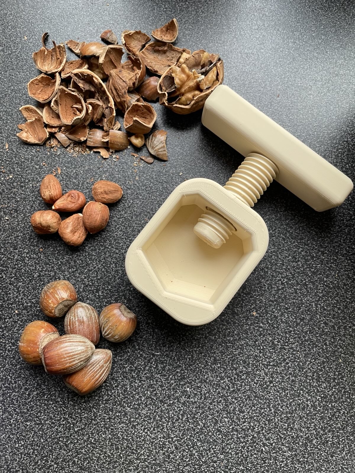 Nutcracker for hazelnuts and other nuts.