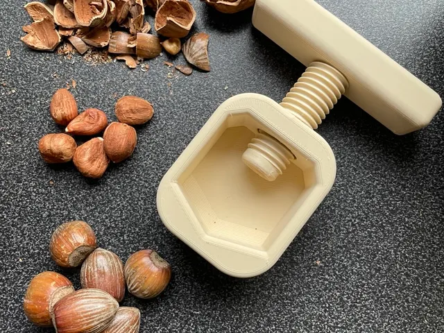 Nutcracker for hazelnuts and other nuts.