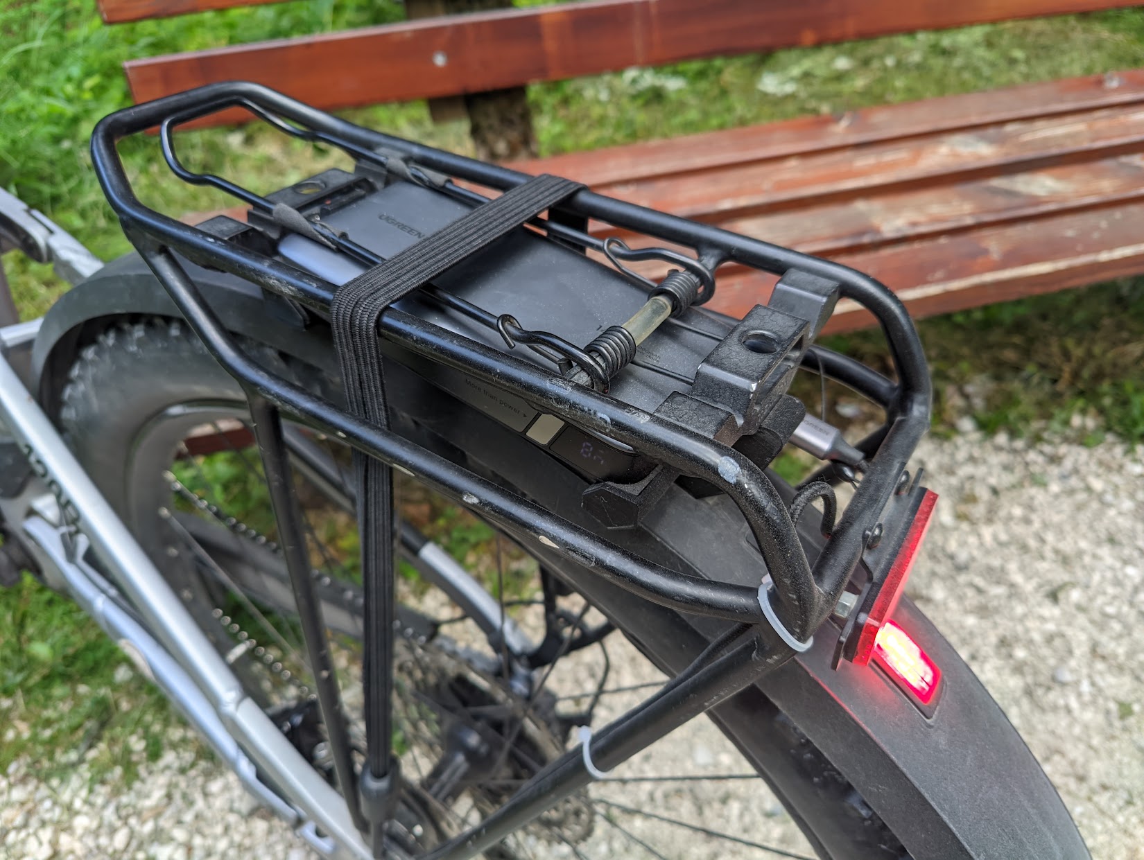 UGREEN Nexode 145W Powerbank in den Cube ACID SIC Gepäckträger