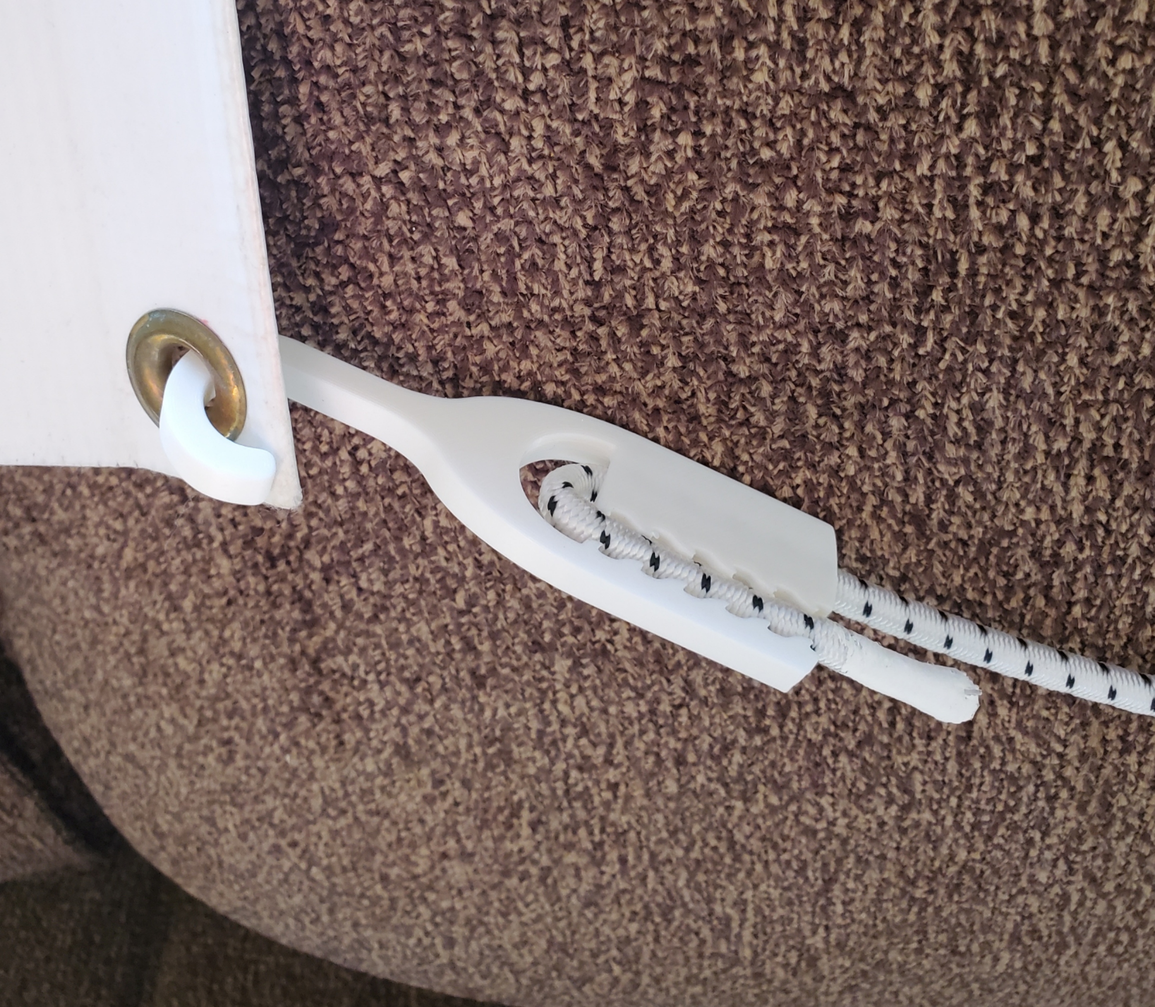 Grommet hook pair for bungee cord with alligator grip