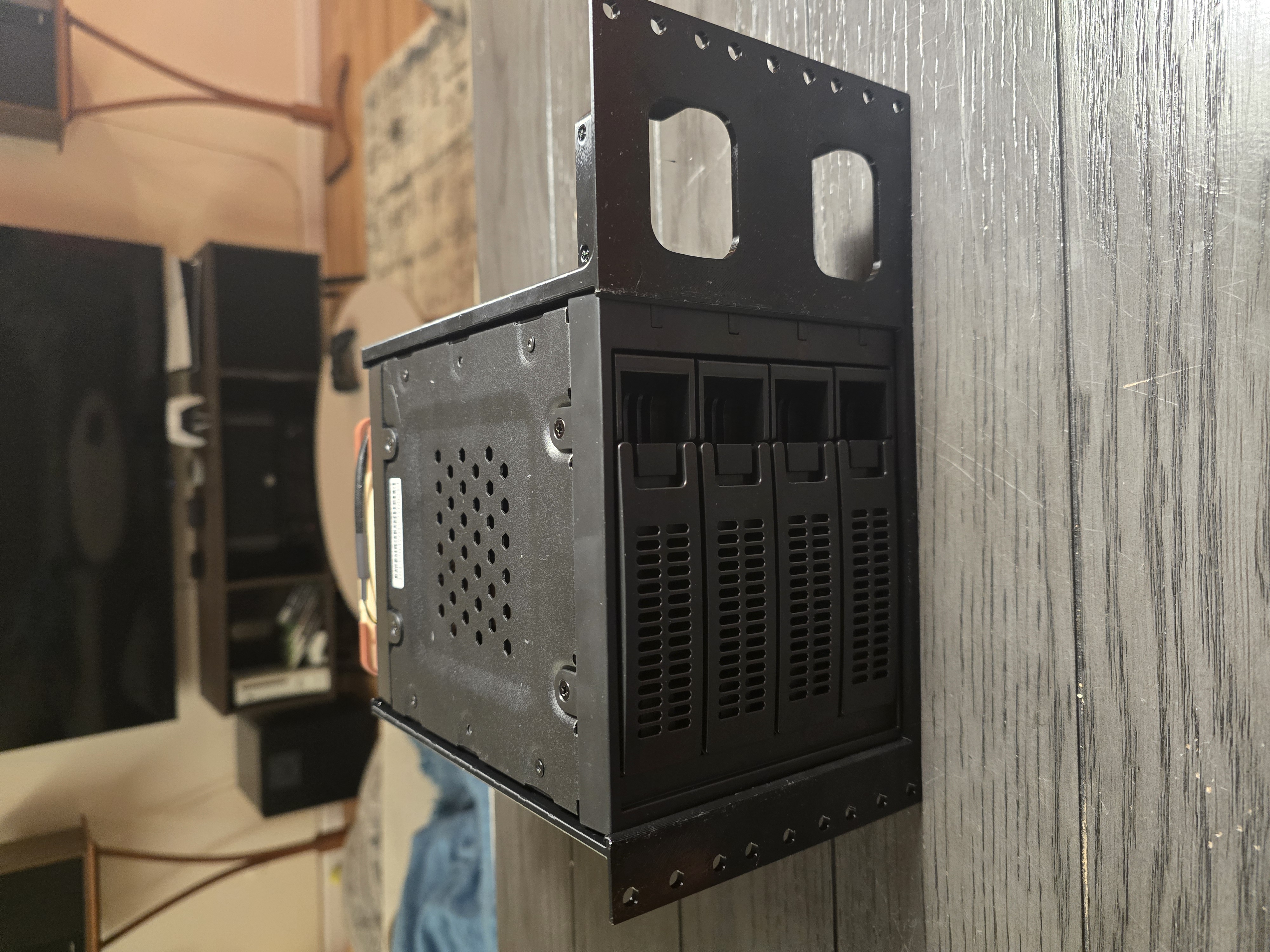 10 inch Rosewill RSV-SATA-Cage-34 + JetKVM Rack
