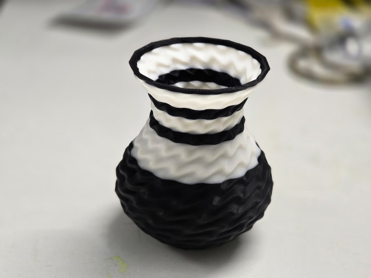 Monochrome Ripple Mini Vase – Two-Color Textured Decor