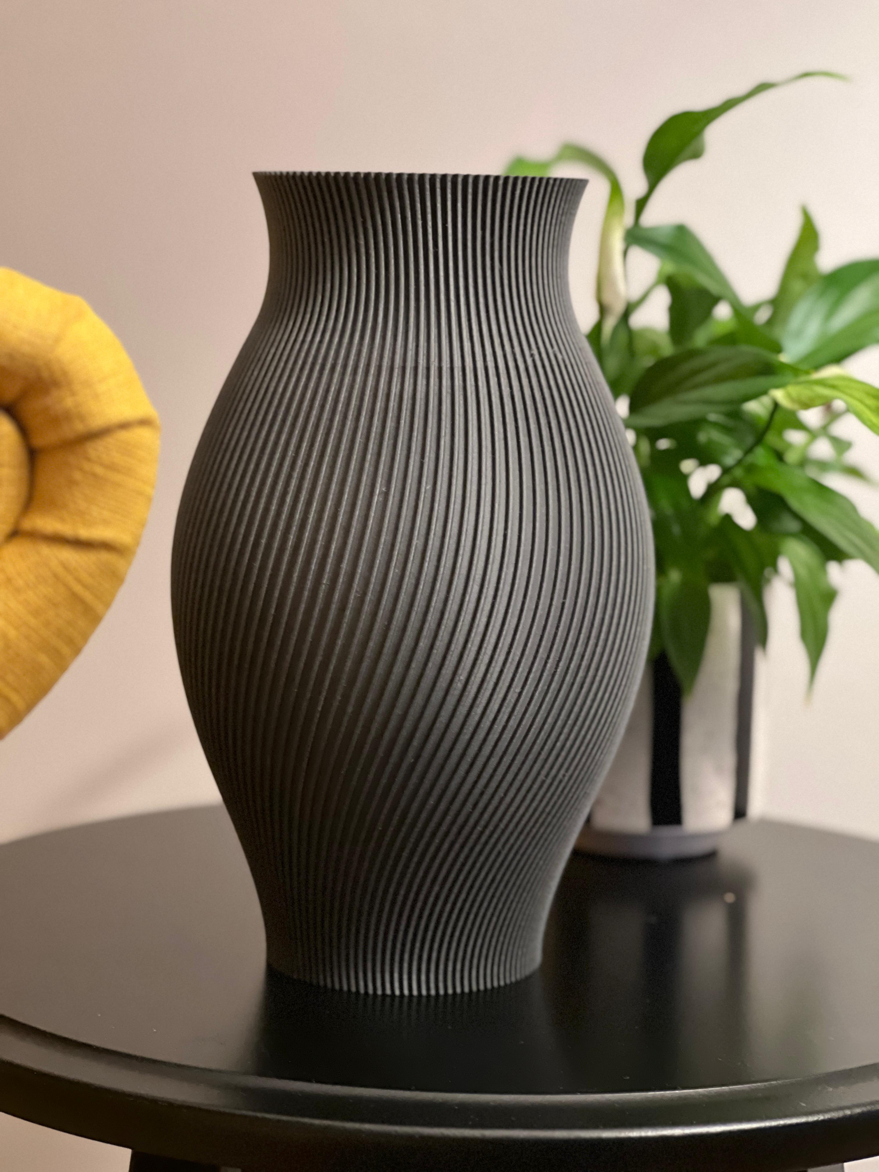 Spira Freja - Modern ribbed curved vase with a Nordic retro touch