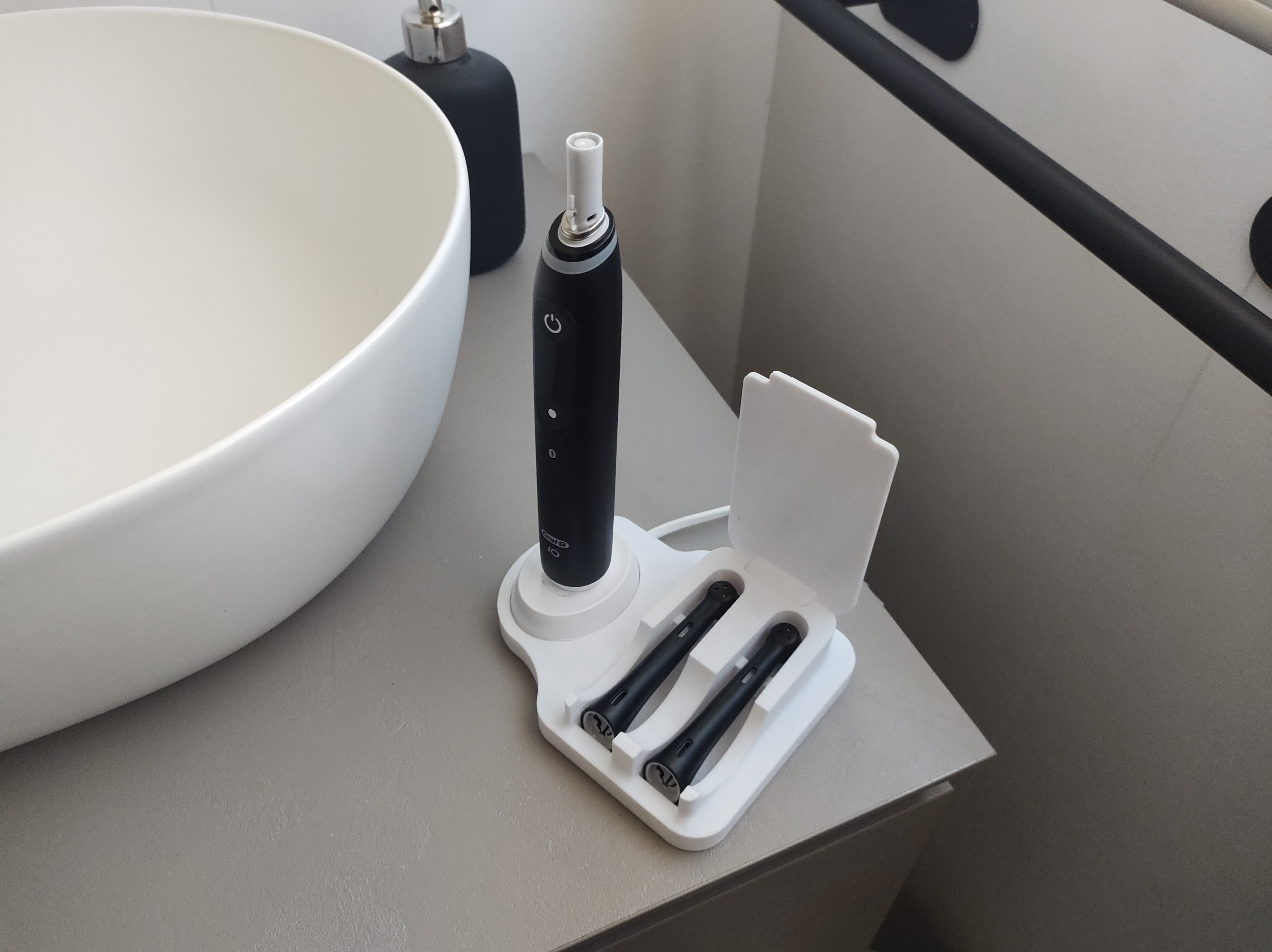 Oral-b iO toothbrush head holder with lid