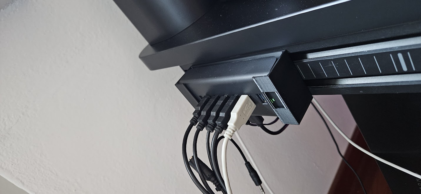 Aukey H19 USB HUB Holder for Corsair Platform series gaming desks