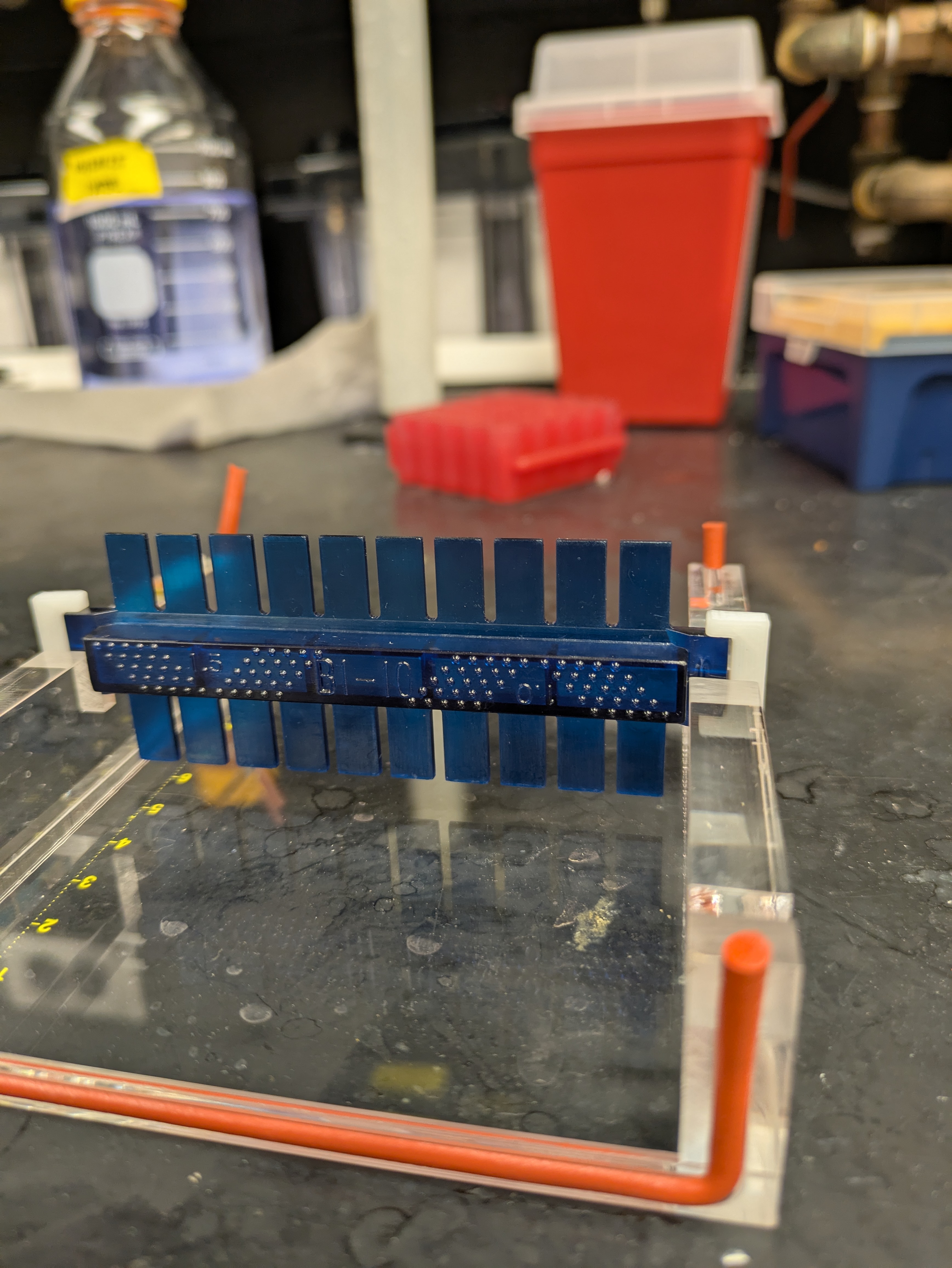 Gel electrophoresis comb shim