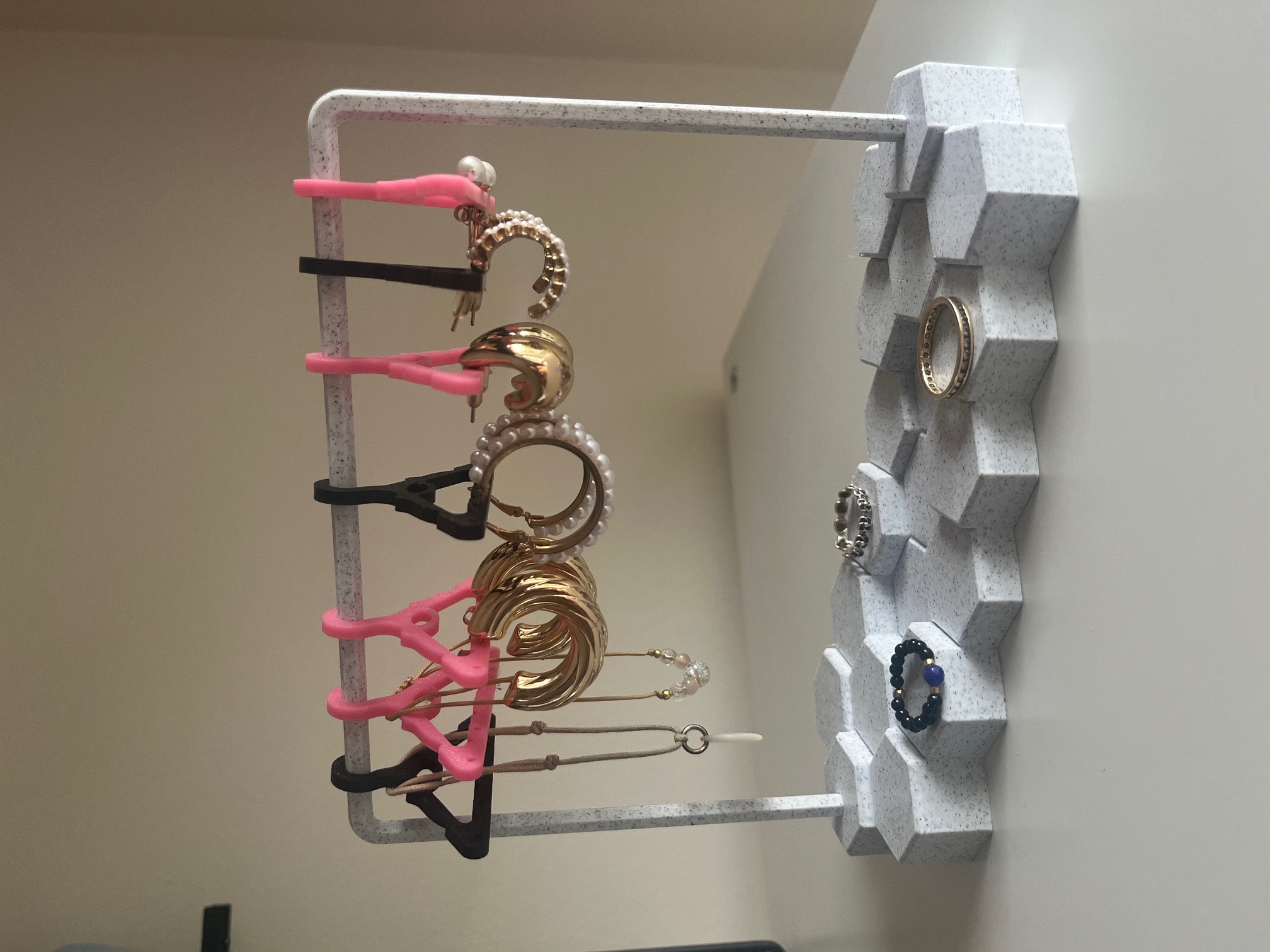 Jewelry hanger hexagon