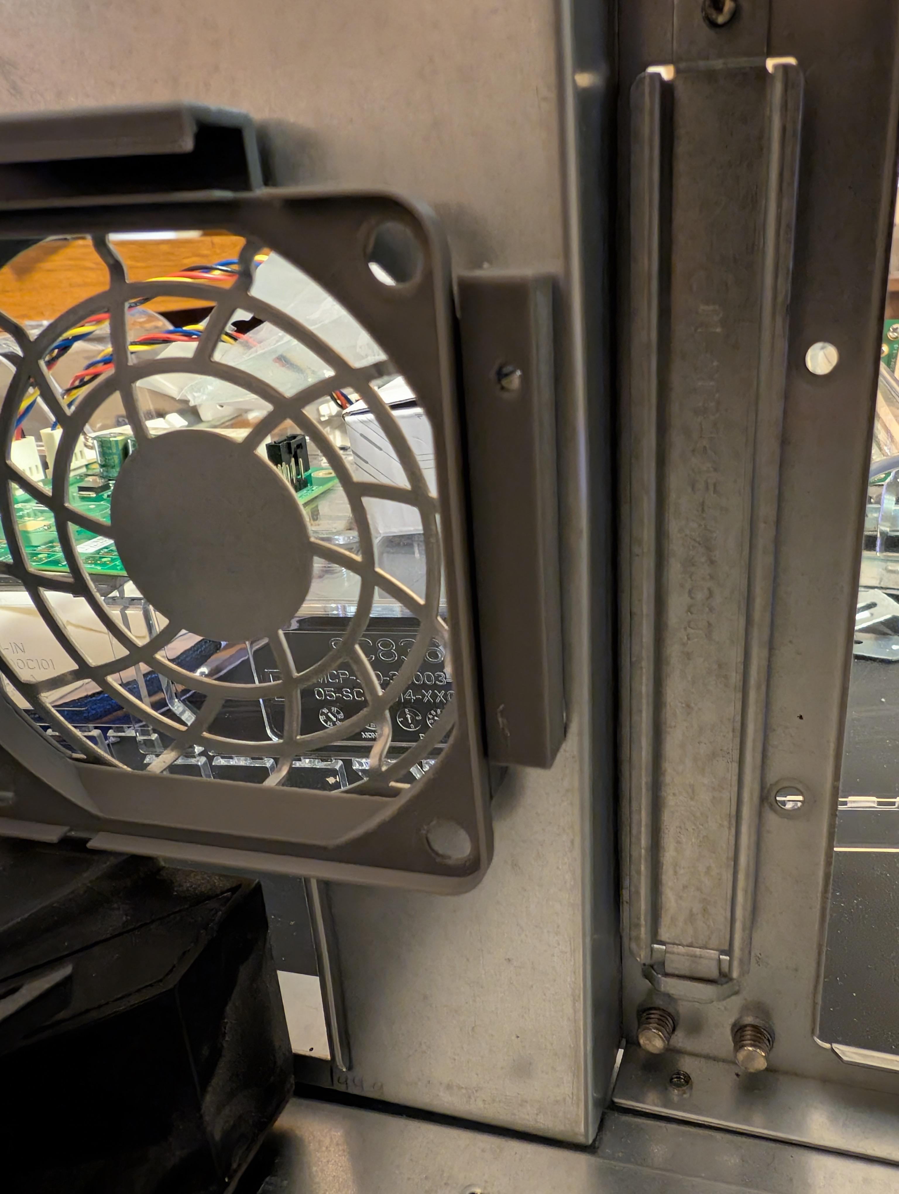 Supermicro SC846 Fan Bracket for Caddy