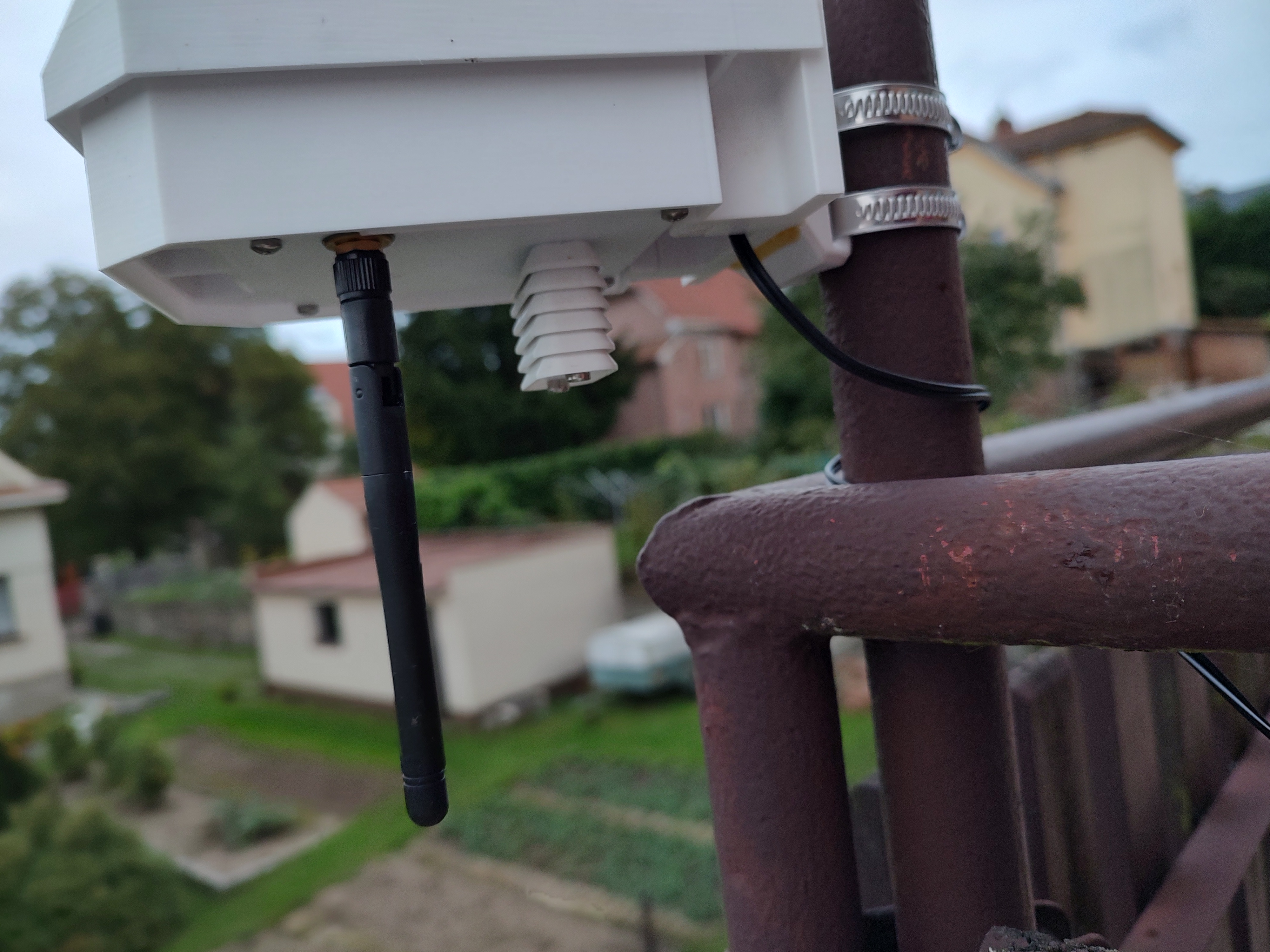 Modified btm_cover/lid for antenna and tinyshield for Outdoor device for measuring air quality