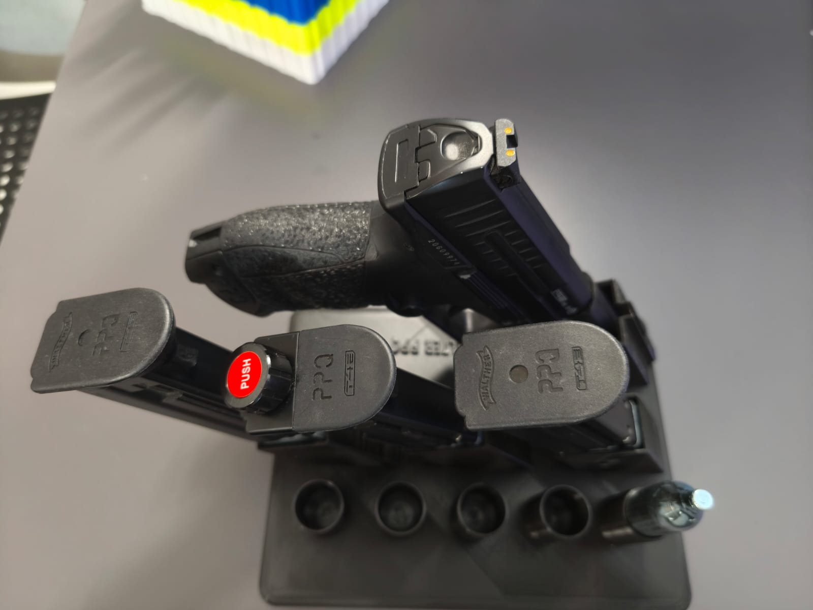 Wallther PPQ T4E Waffenständer(Magazin und Co2 Kapslen)