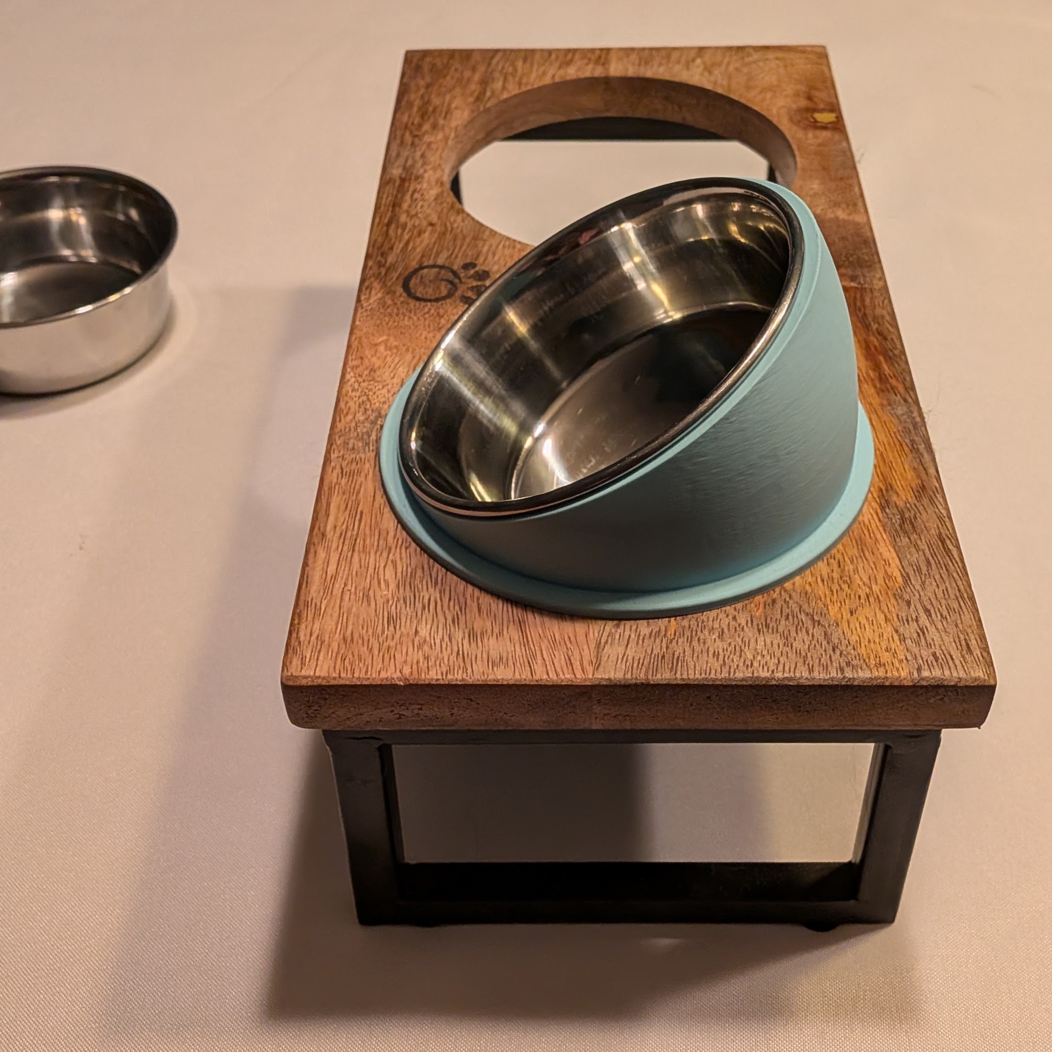 Tilted cat food adapter