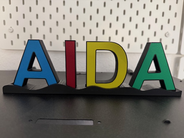 AIDA Wellen-Schriftzug – Kreuzfahrt-Feeling für dein Regal!