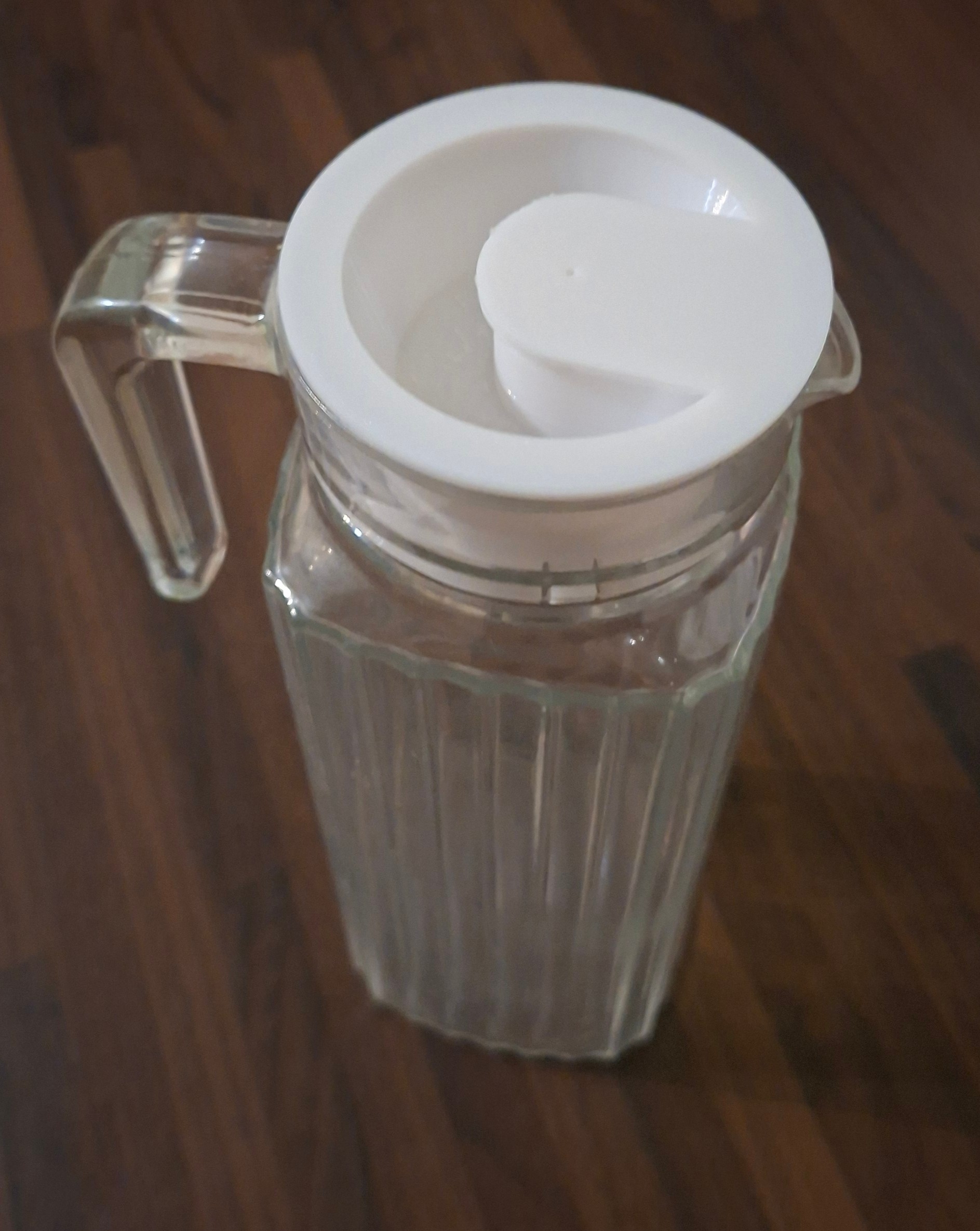 Arc glass water pitcher lid