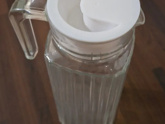 Arc glass water pitcher lid