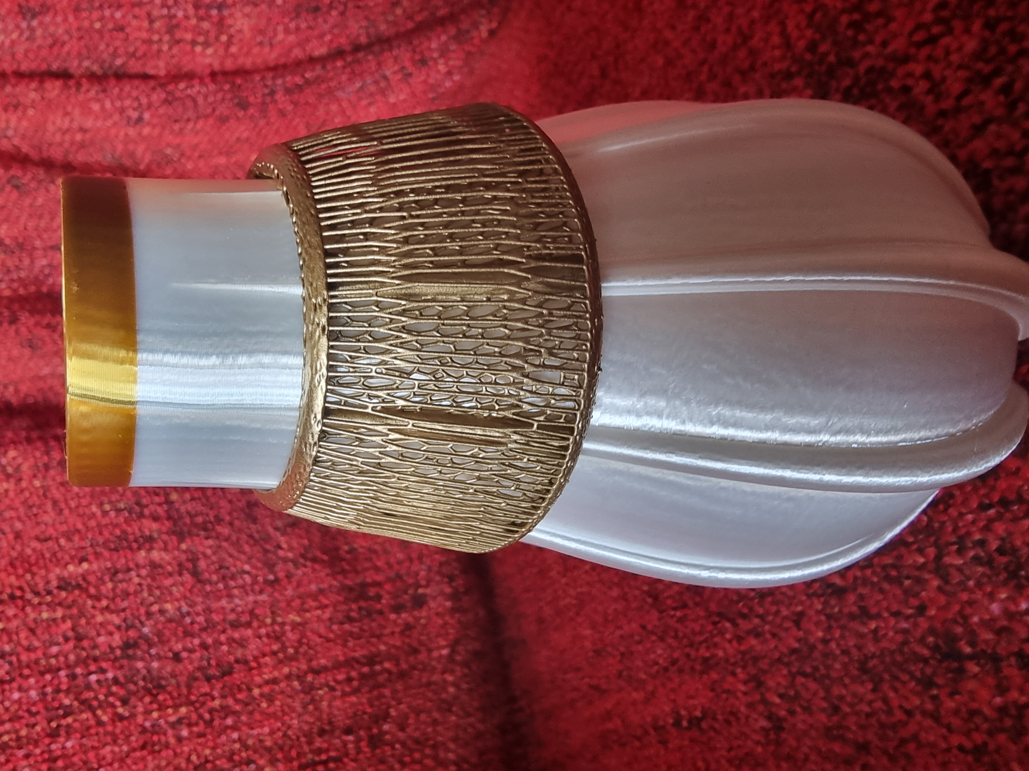 Elegant vase with filigran collar
