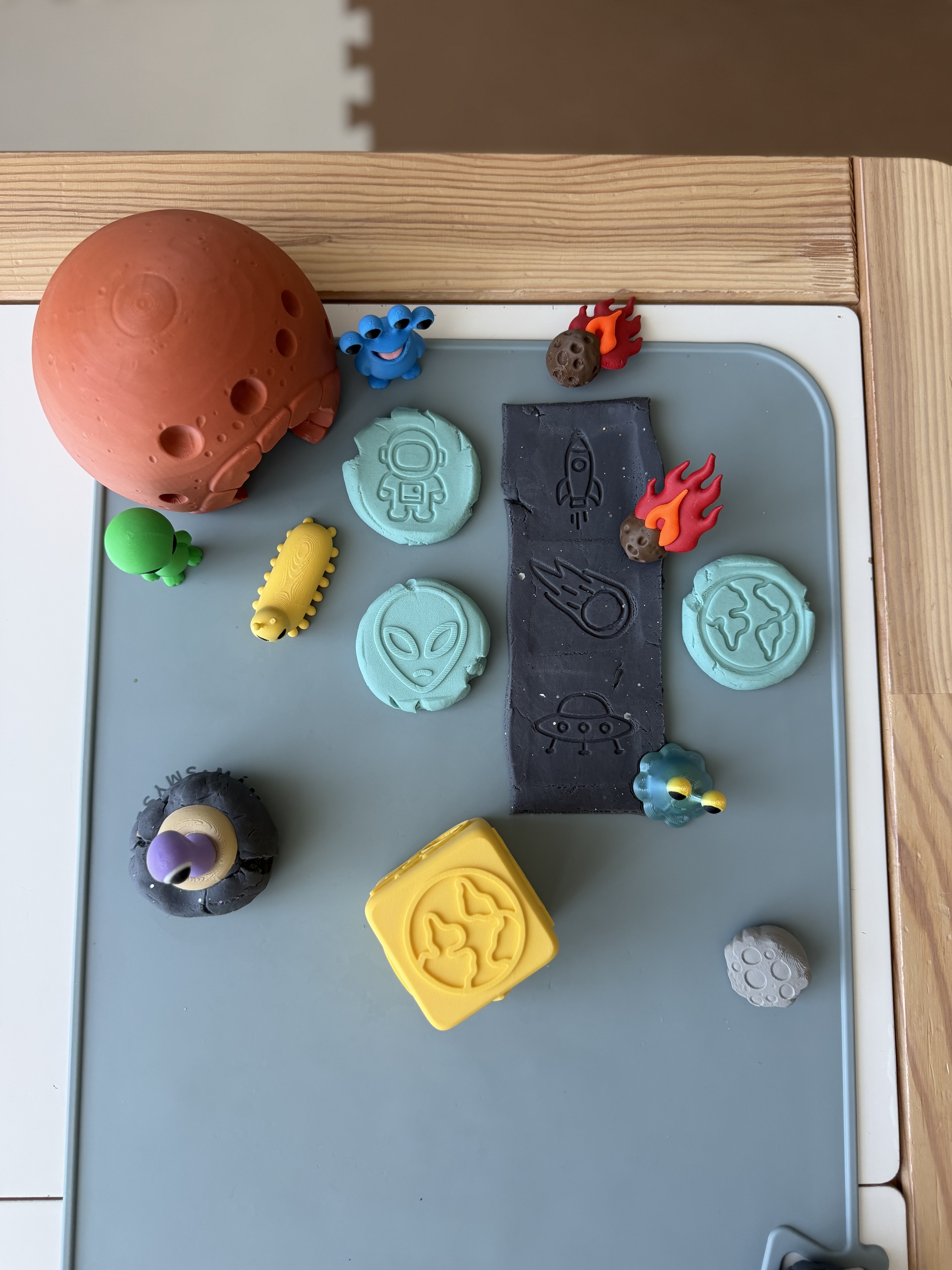 PlayDoh stamp cube - SPACE