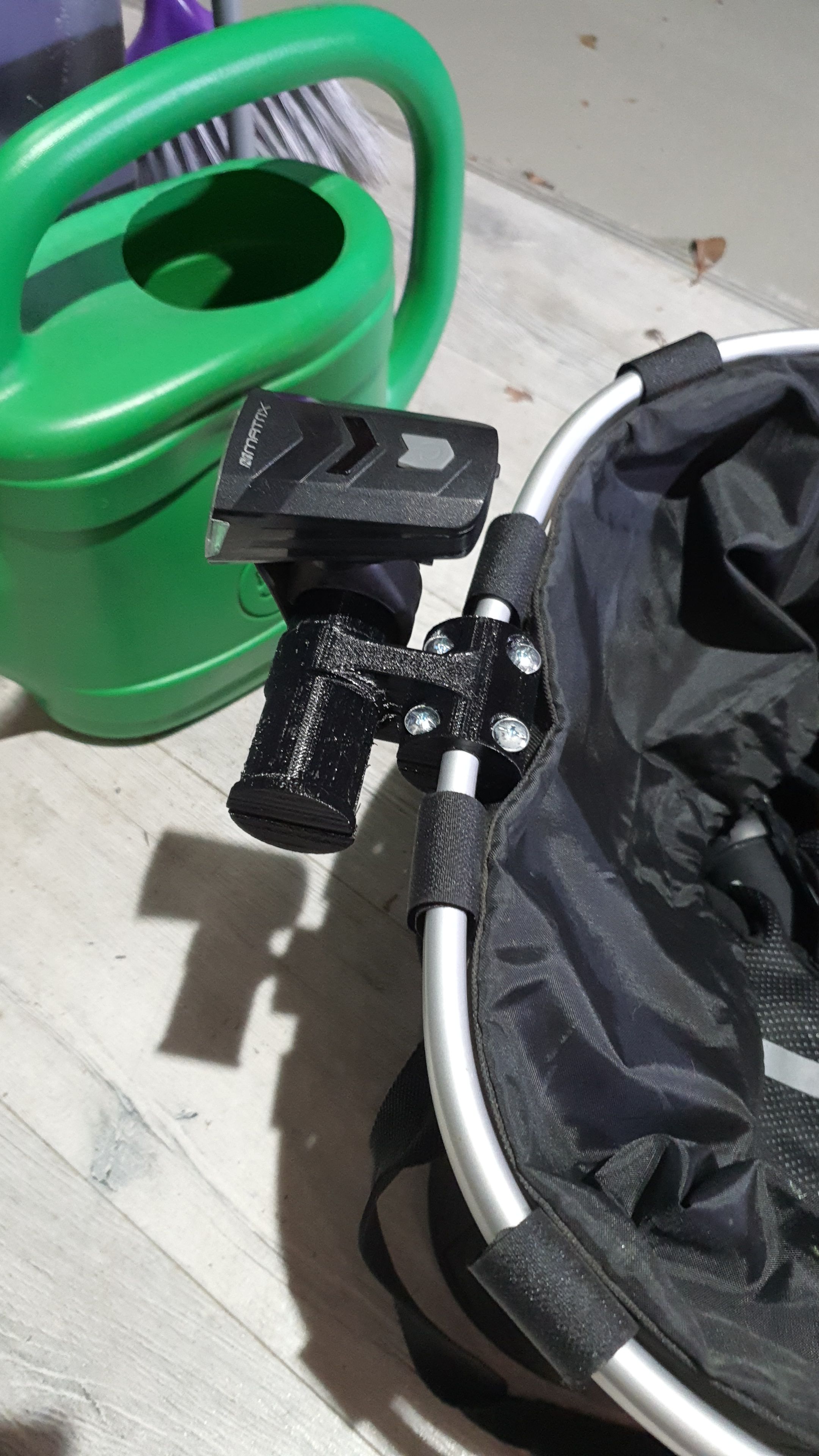 Adapter für Lampe am Fahrradkorb. Adapter for light on bike basket.
