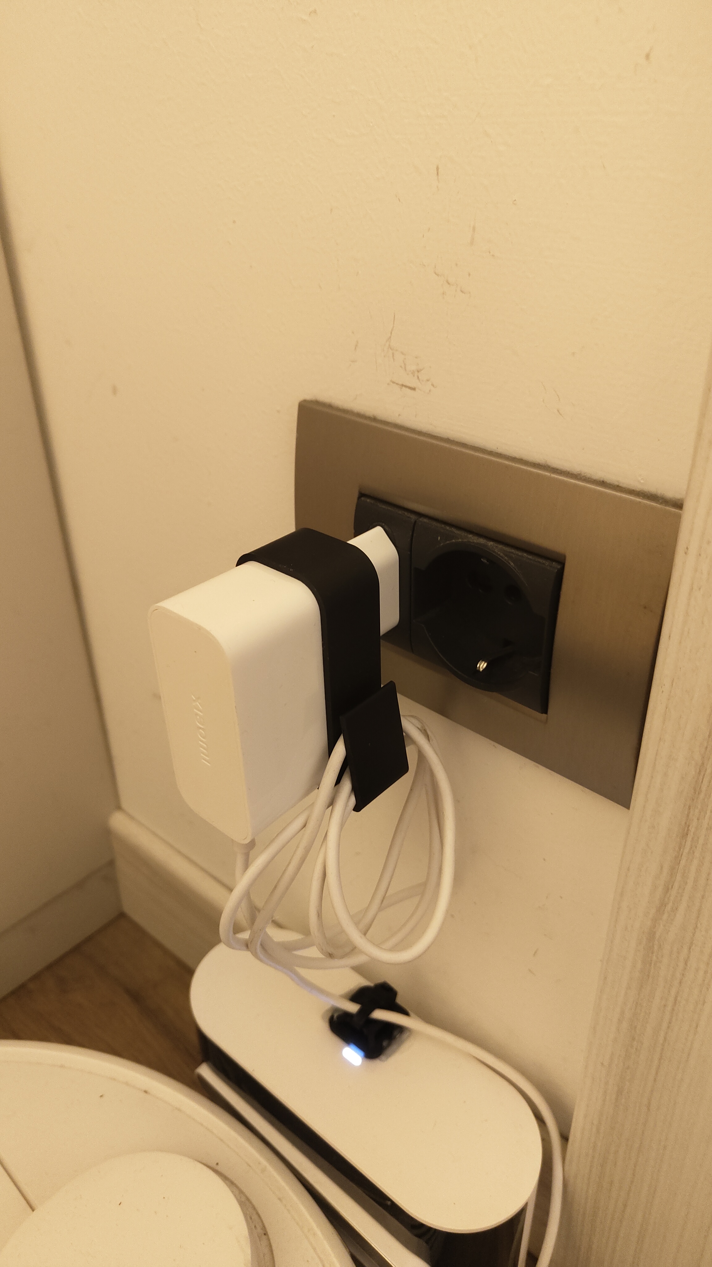 Xiaomi robot vacuum cleaner charger cable clip