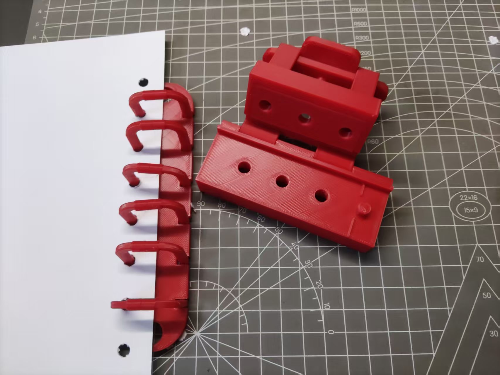Hole puncher and Bookbinding apparatus
