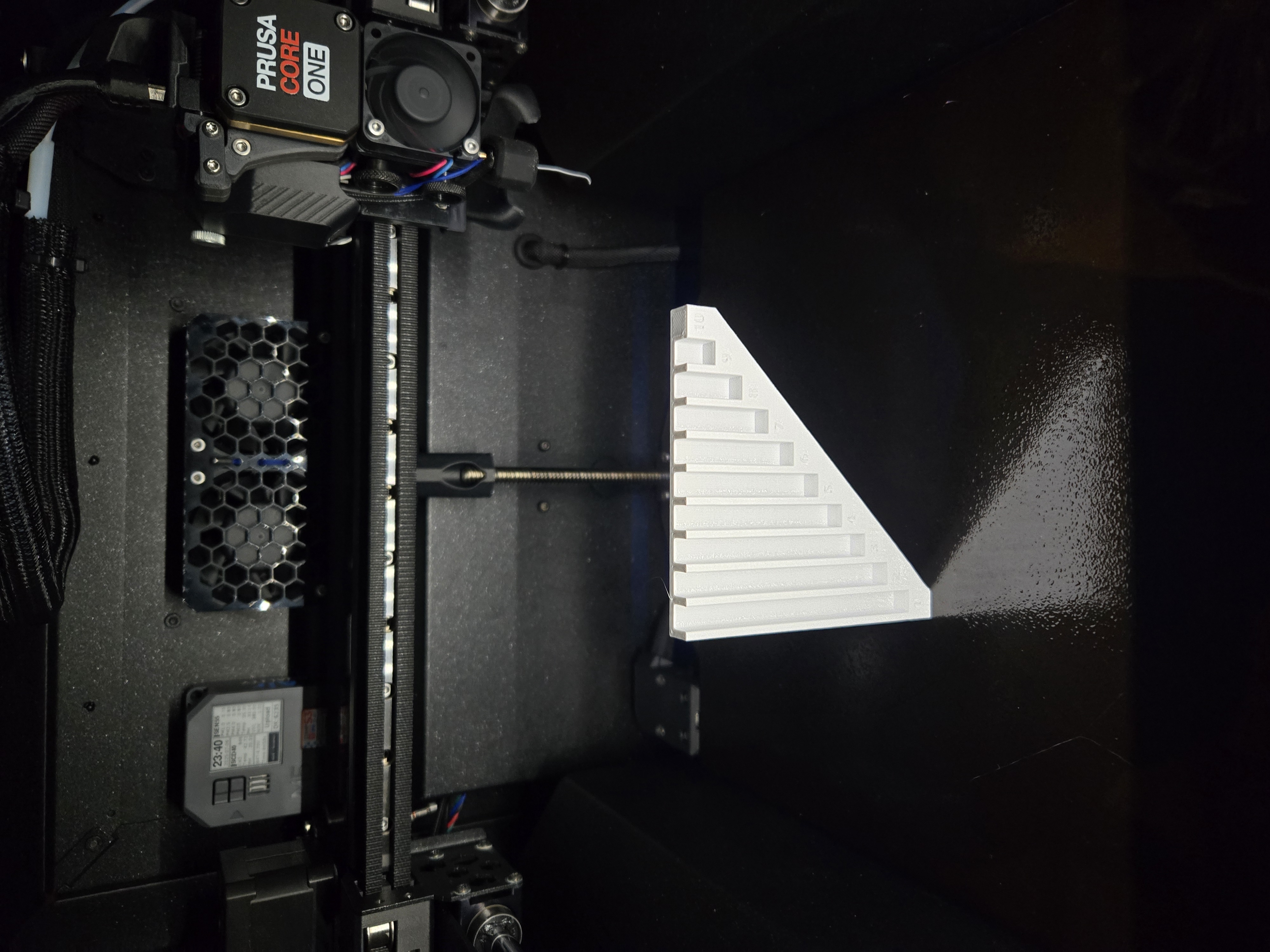 Bed adhesion and warp test. Parametric with OpenSCAD.