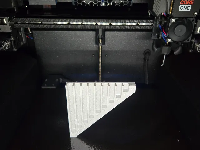Bed adhesion and warp test. Parametric with OpenSCAD.