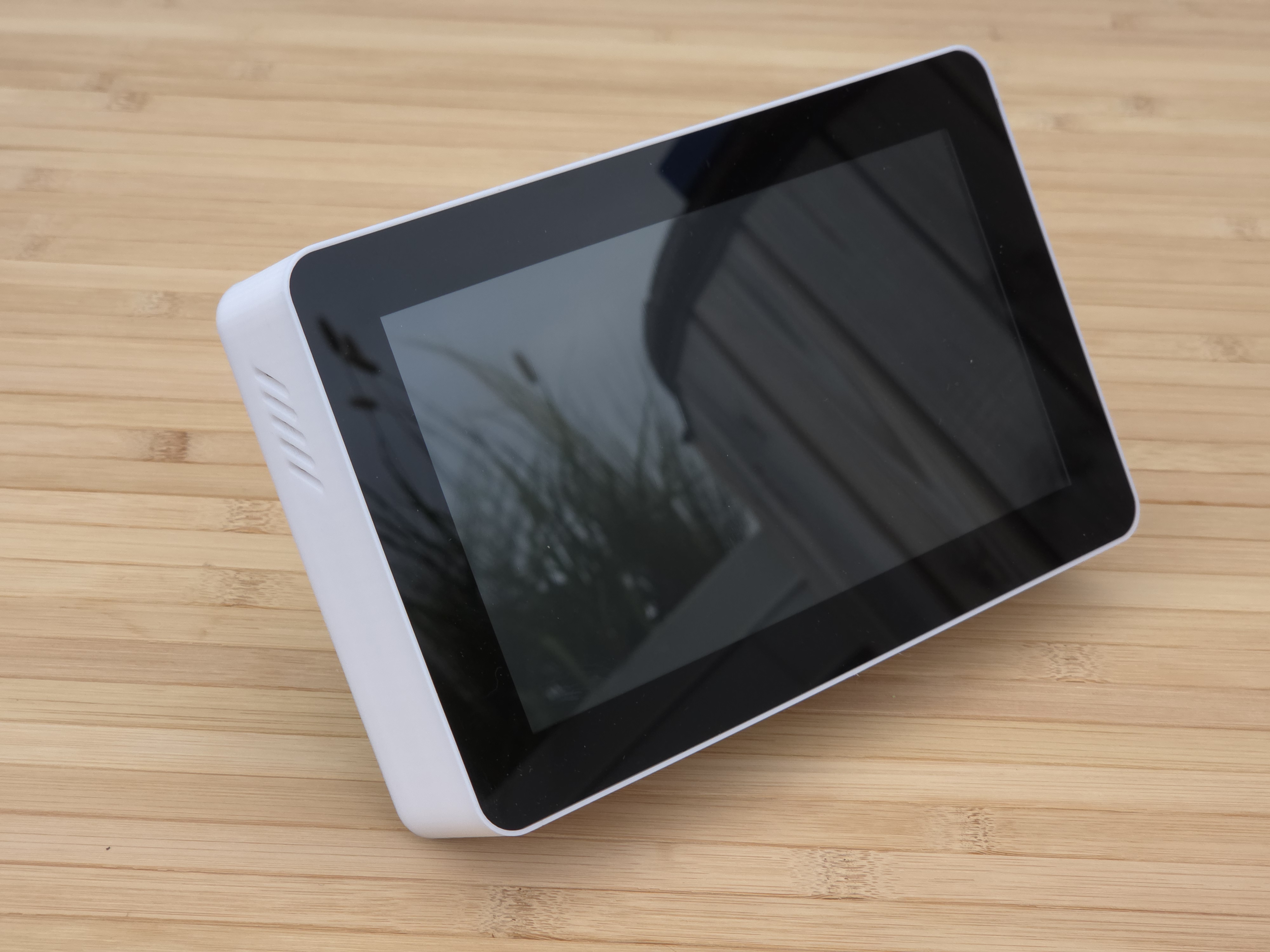 Raspberry Pi 7" Touch Display 2 Frame for RaspberryPi 5 - Horizontal - incl. Cutout - by Nerdiy.de
