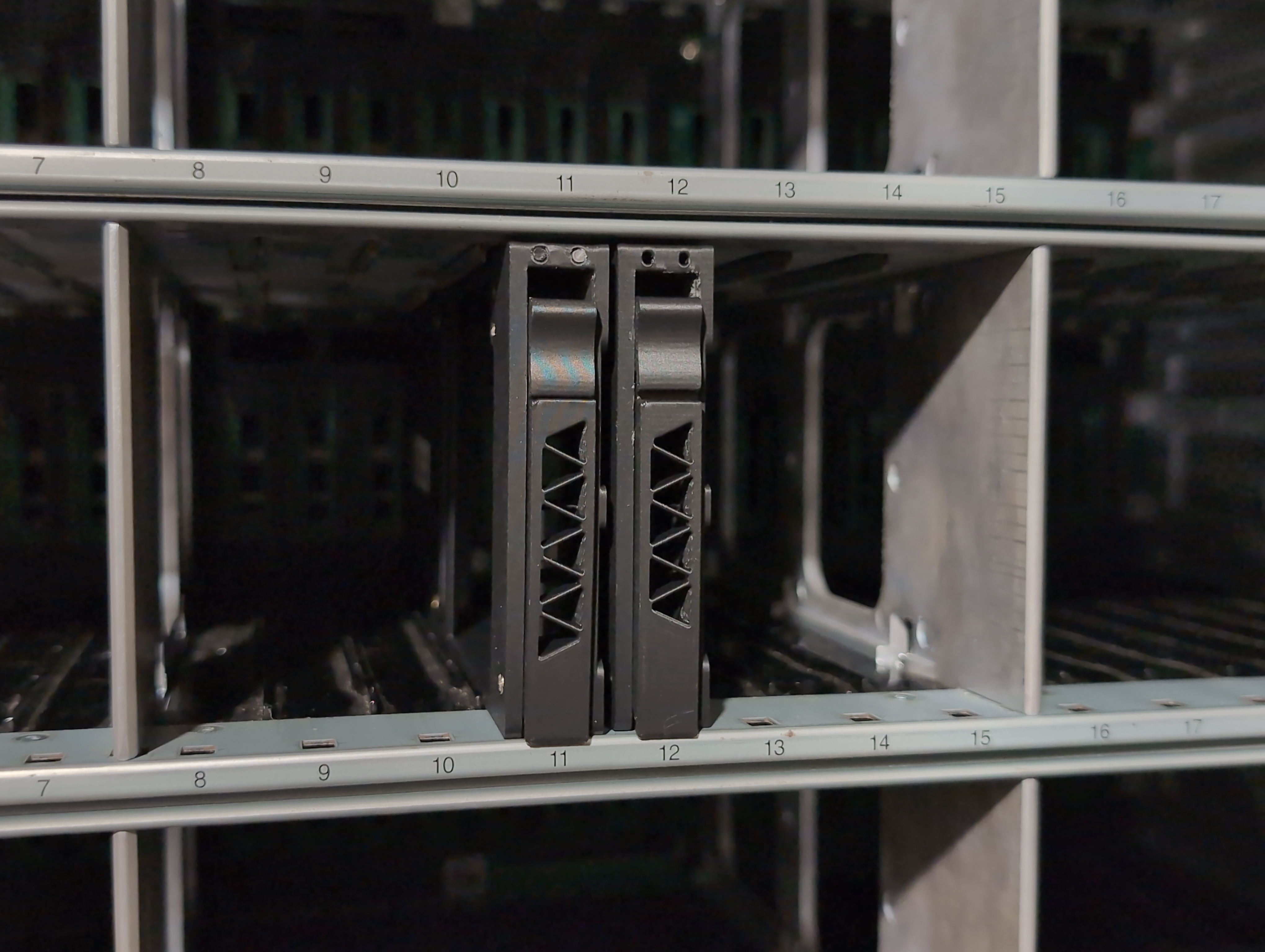 Hitachi Unified Storage (HUS) SFF 2.5" Caddie for x24 SAS Chassis