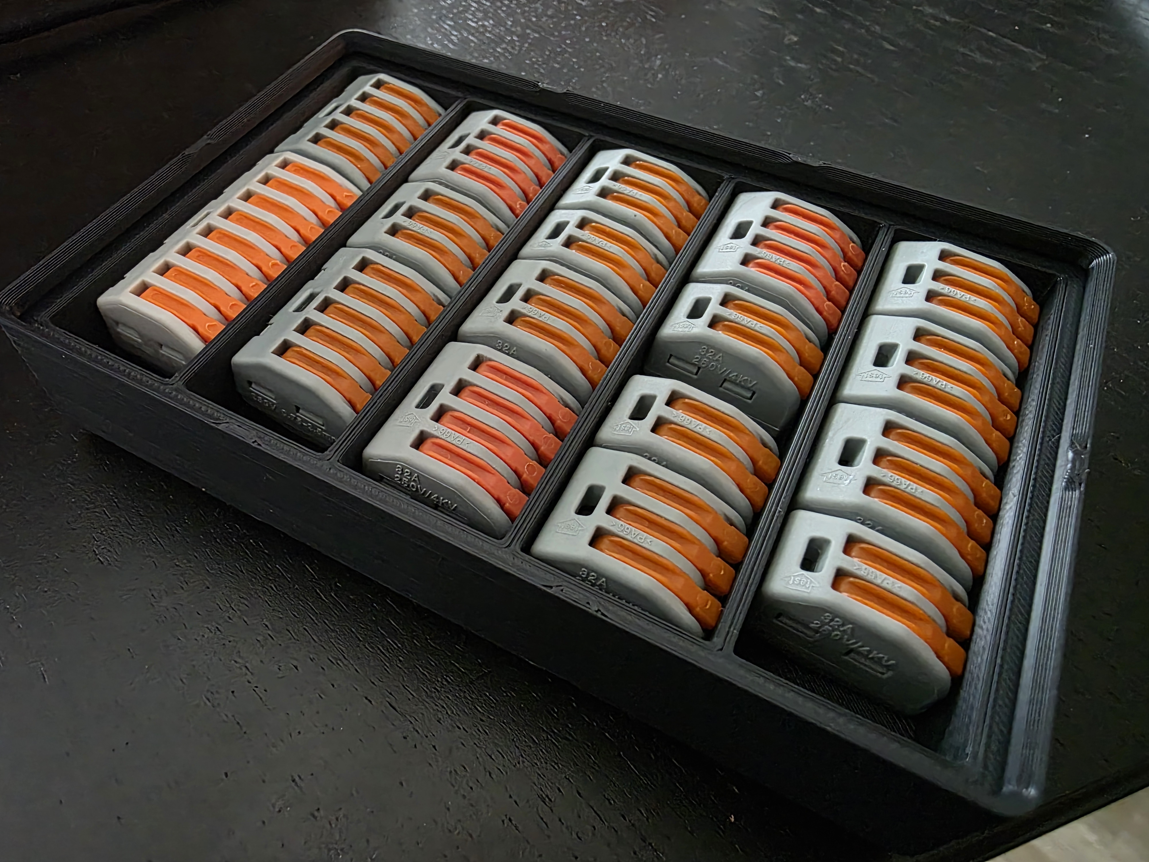 Gridfinity bin for splicing connectors with levers