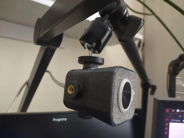 Streamcam case with 1/4 inch trheaded insert